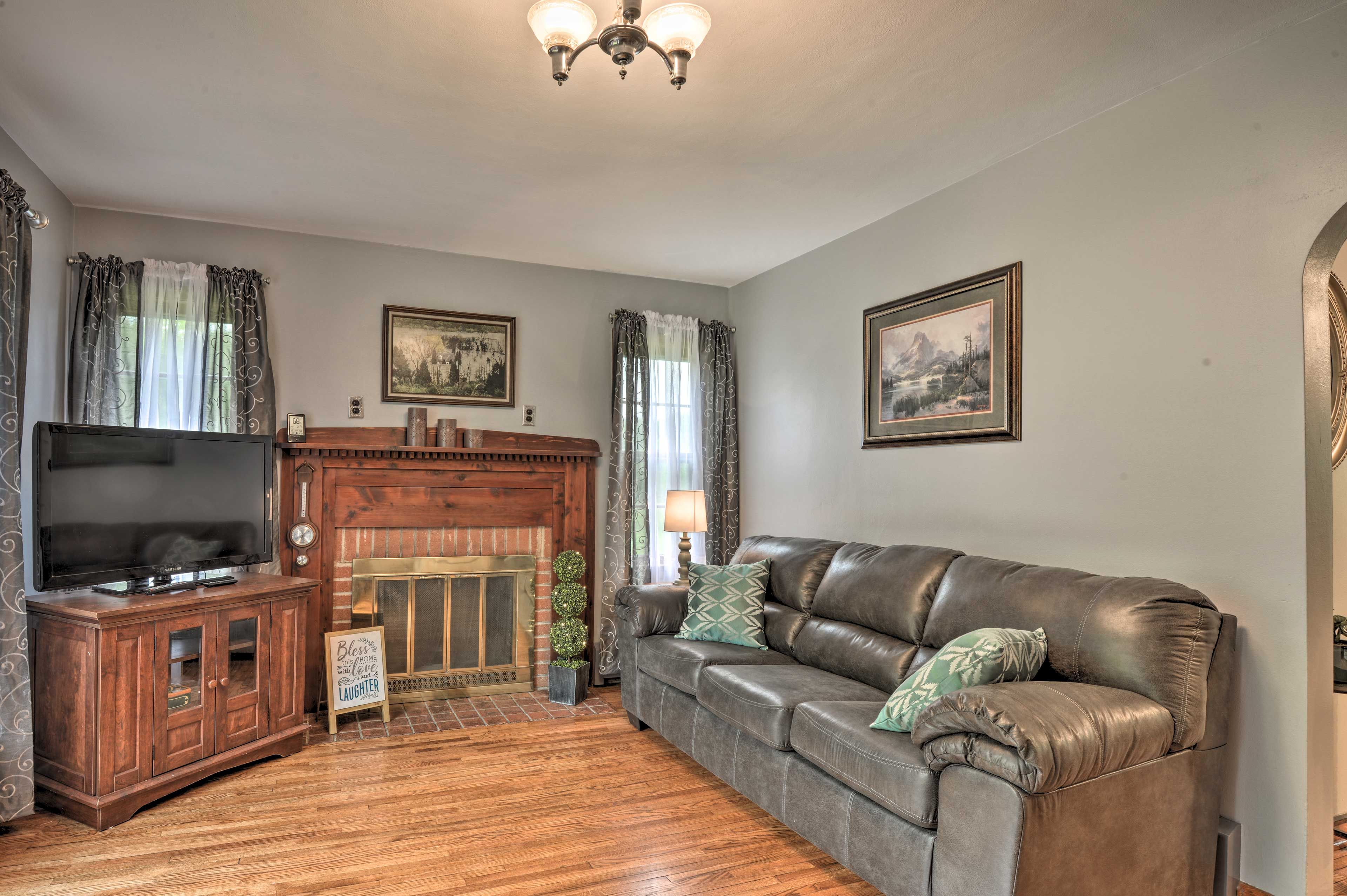 Living Room | 1st Floor | Wood-Burning Fireplace | Smart TV