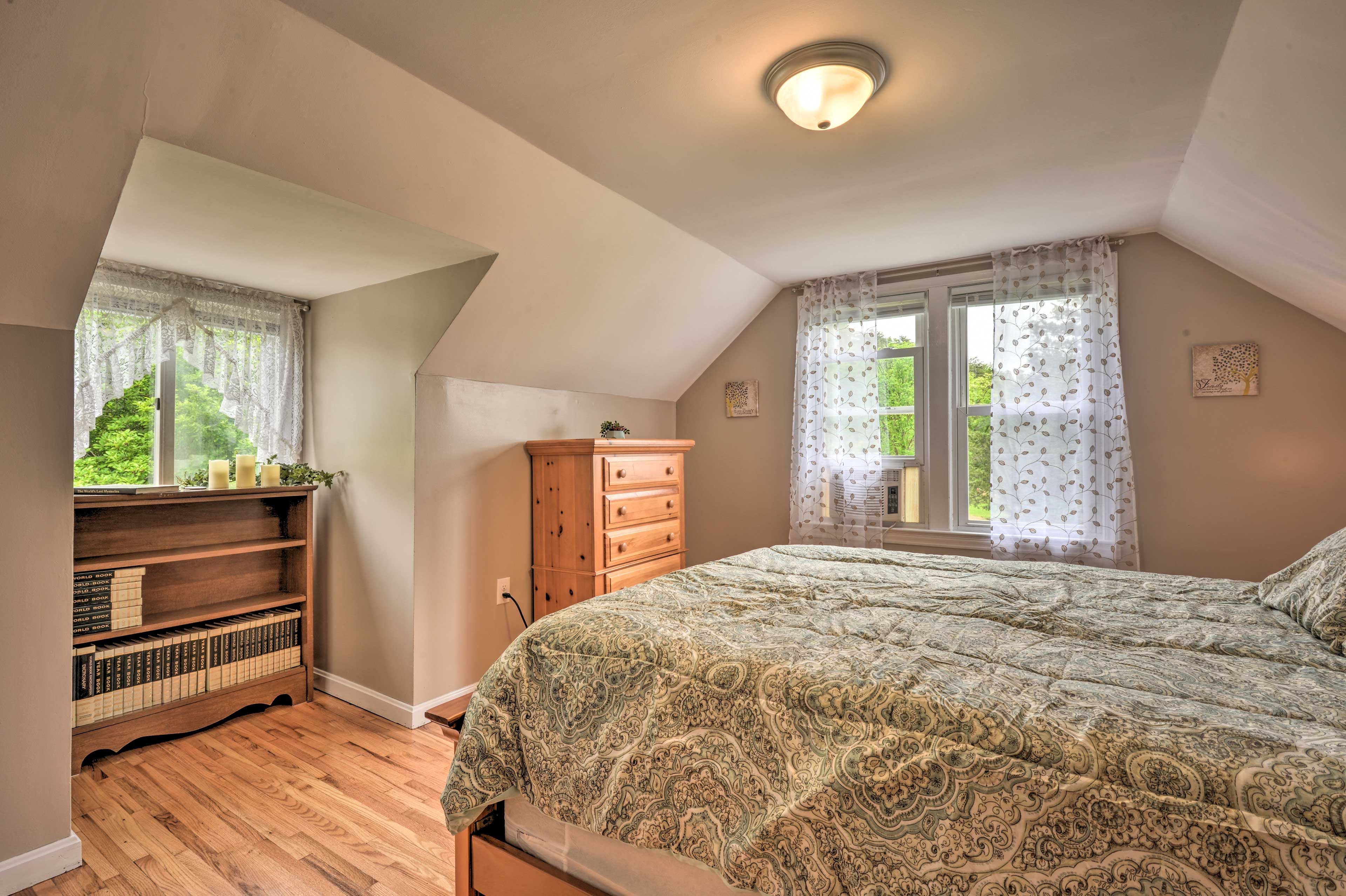 Bedroom 3 | 2nd Floor | Queen Bed