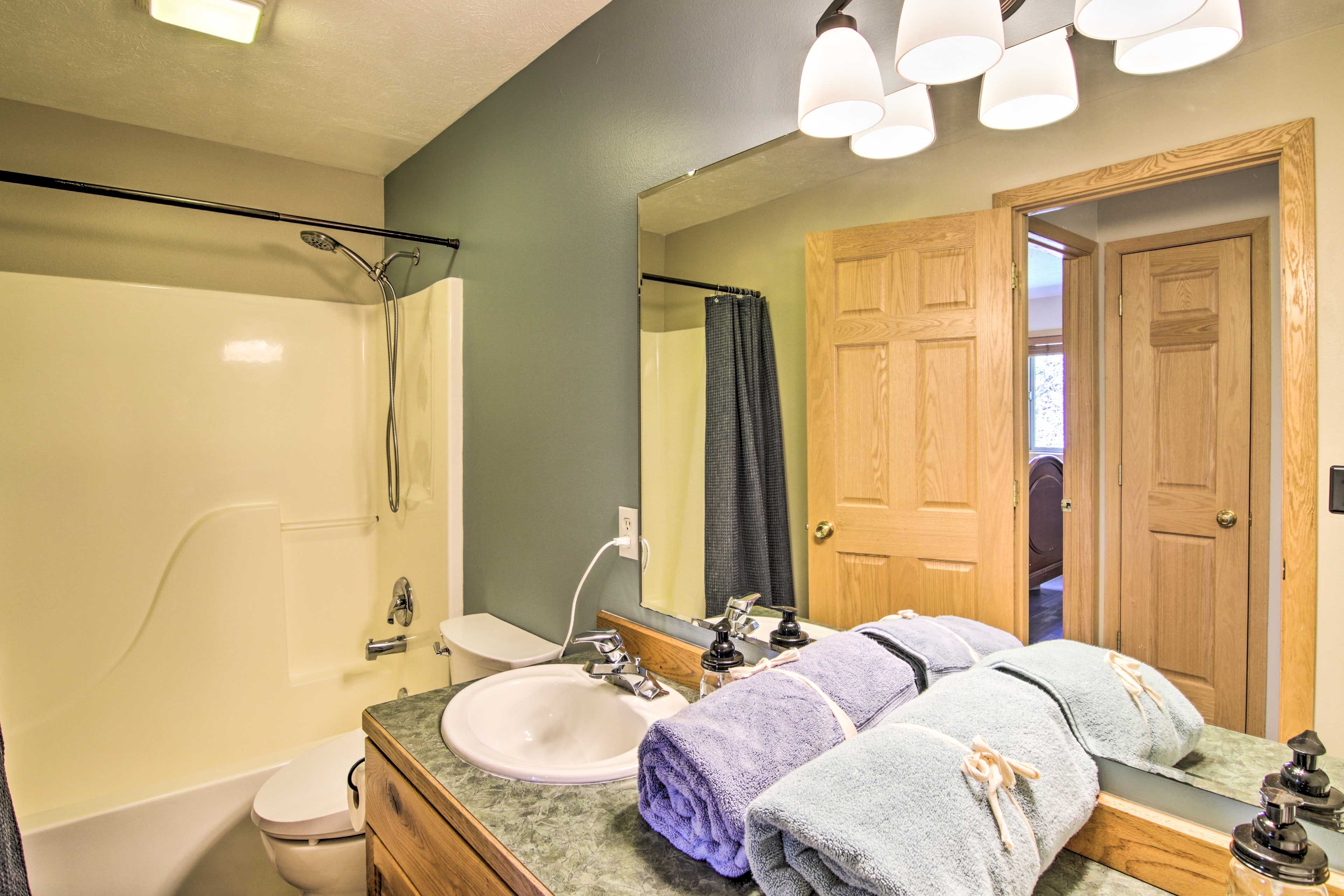 Full Bathroom | Tub/Shower Combo