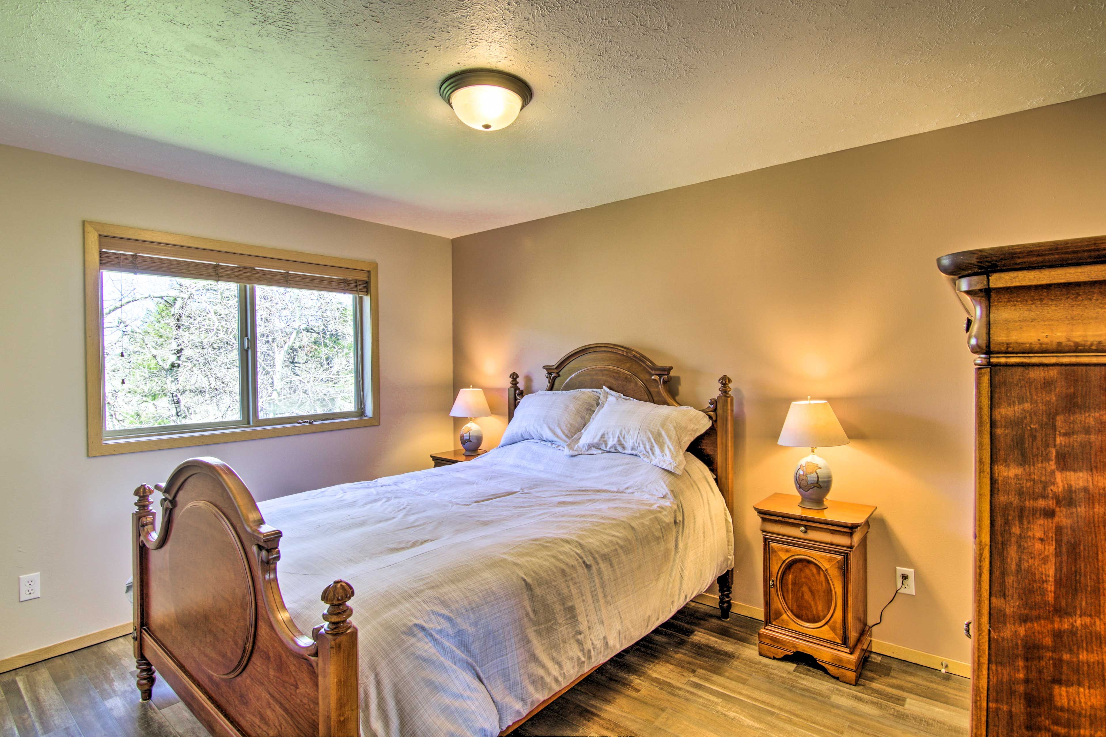 Bedroom 1 | Queen Bed