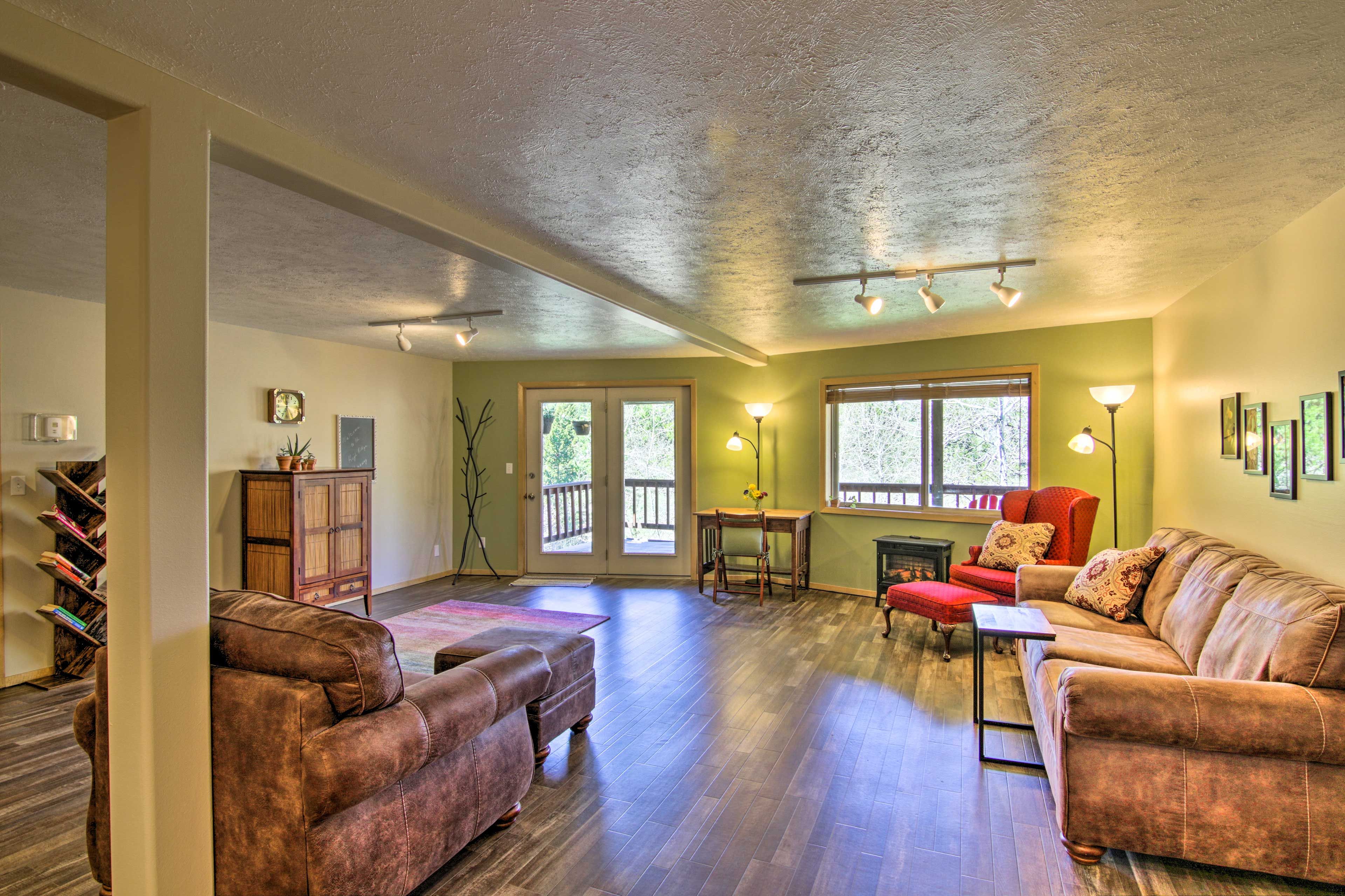 Apartment Interior | Open Layout | Dog Friendly w/ Fee (2 Max)