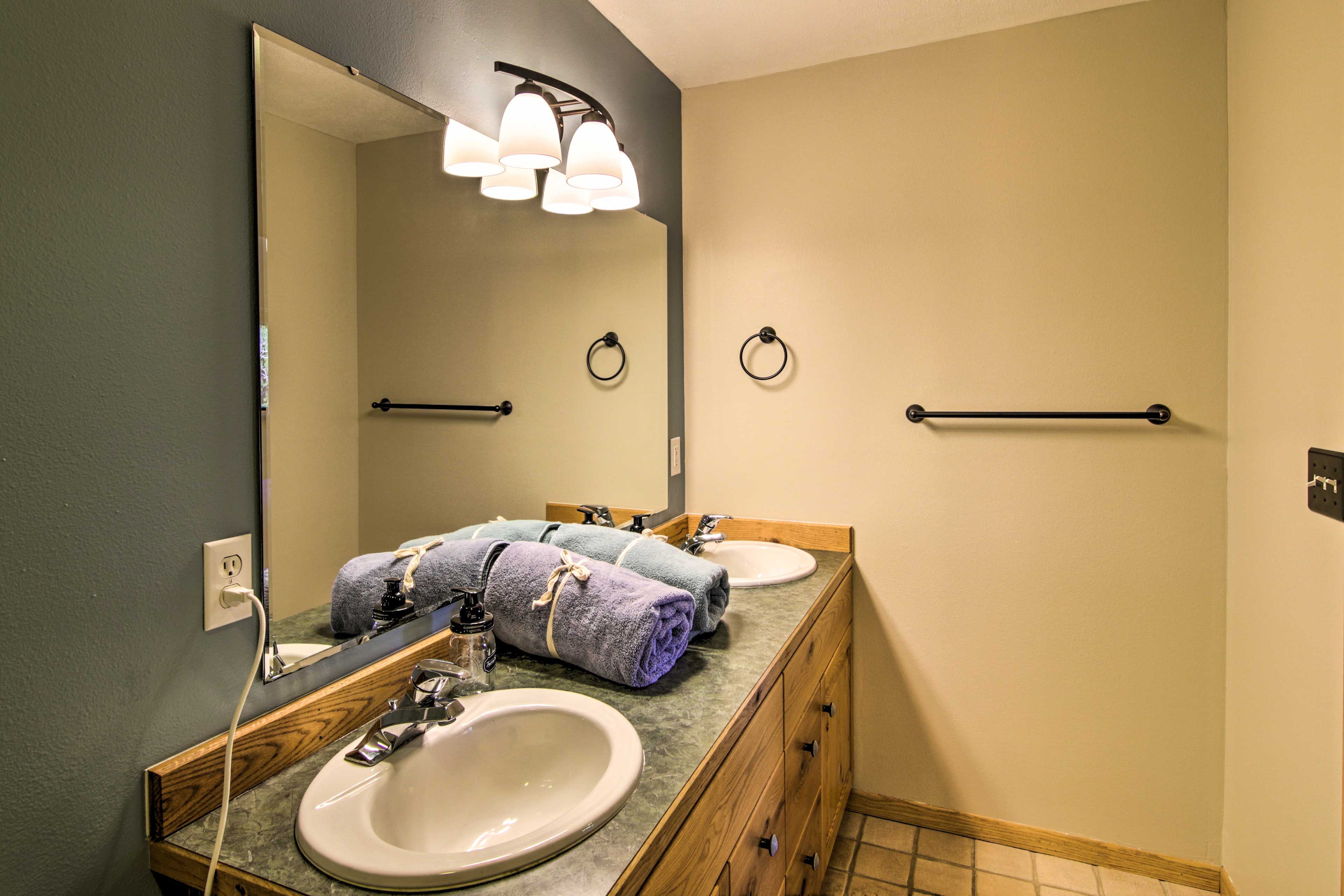 Full Bathroom | Towels Provided