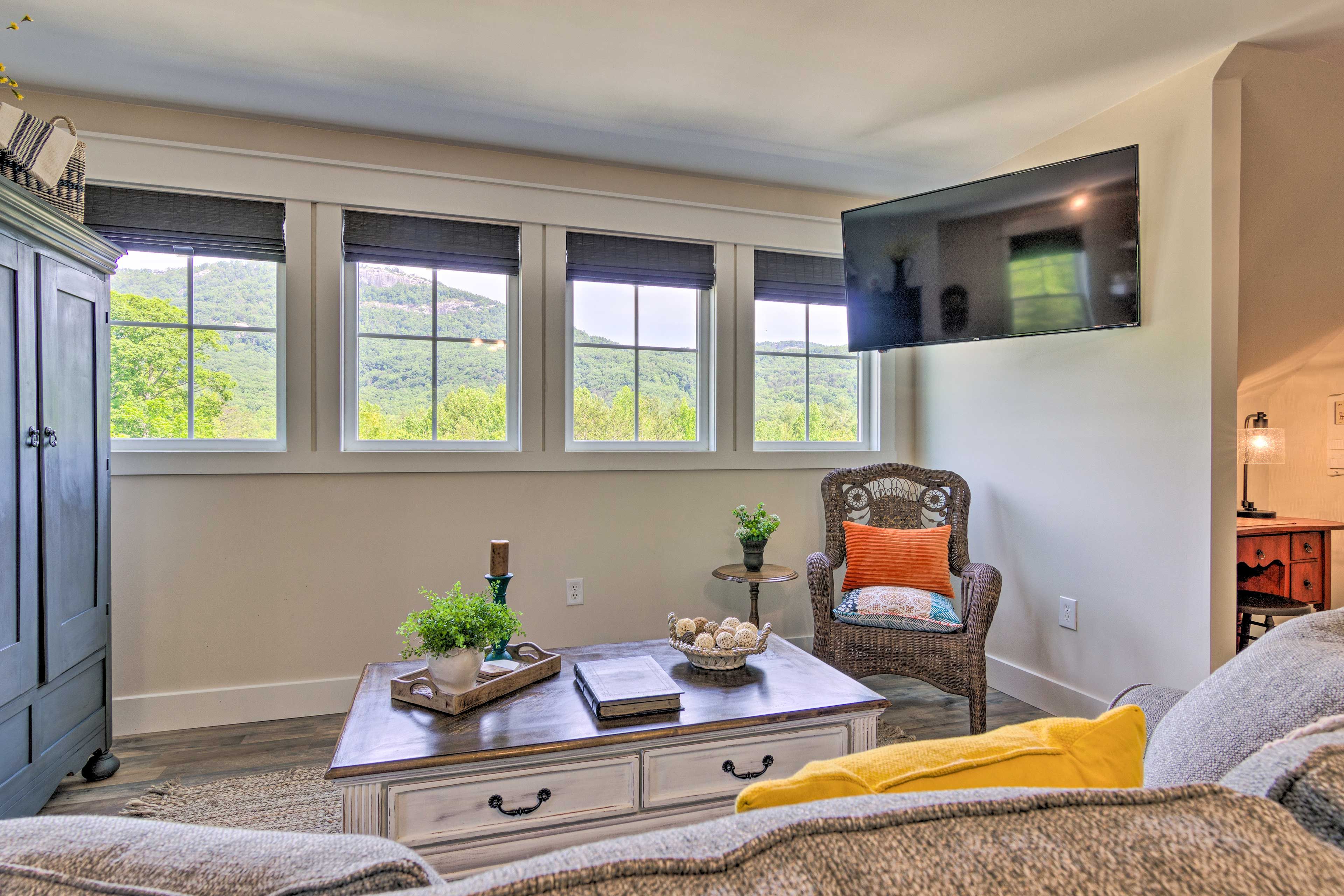 Studio Living Area | A/C | Free WiFi | Smart TV | Single-Story Unit
