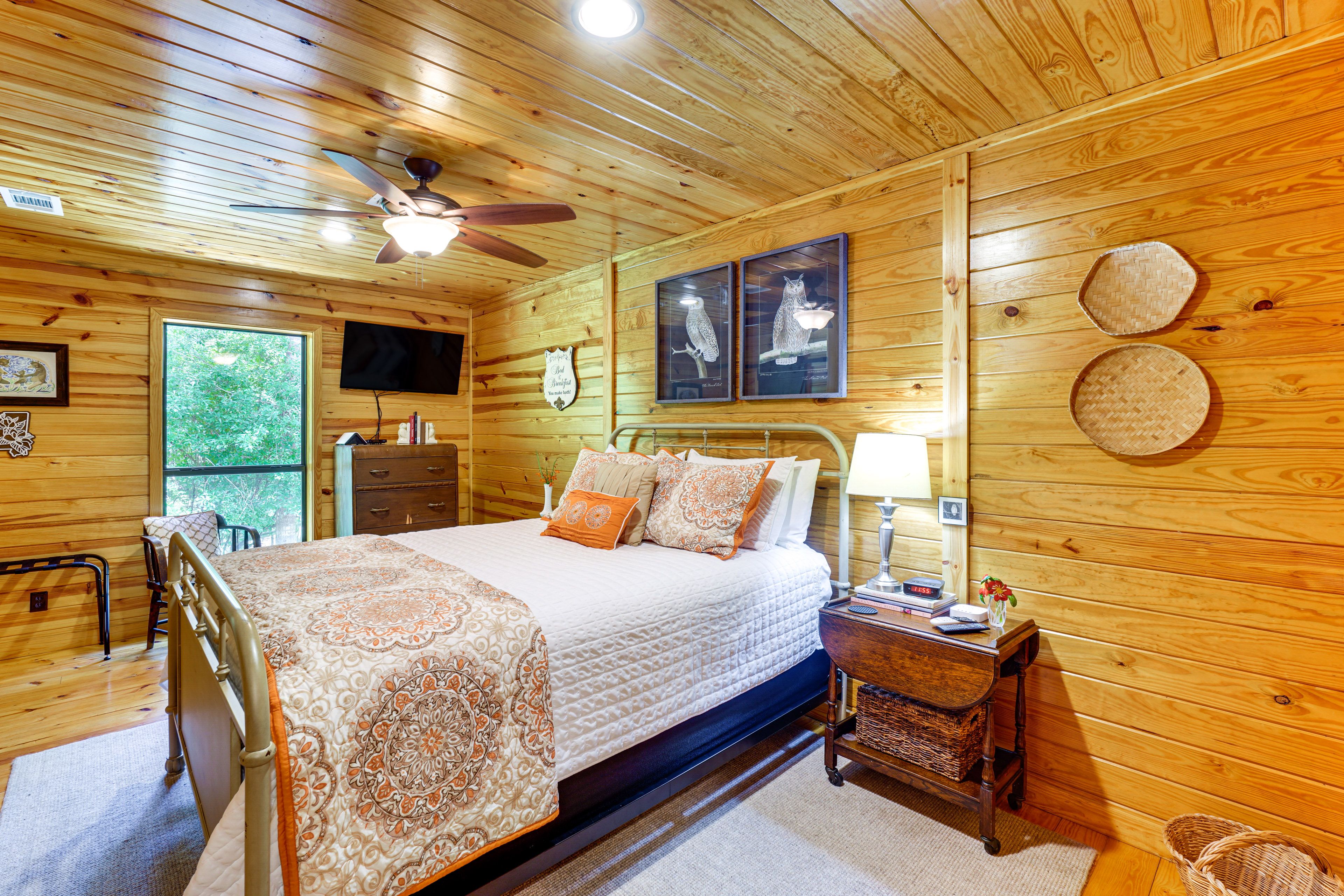 Bedroom 2 | Queen Bed | Smart TV