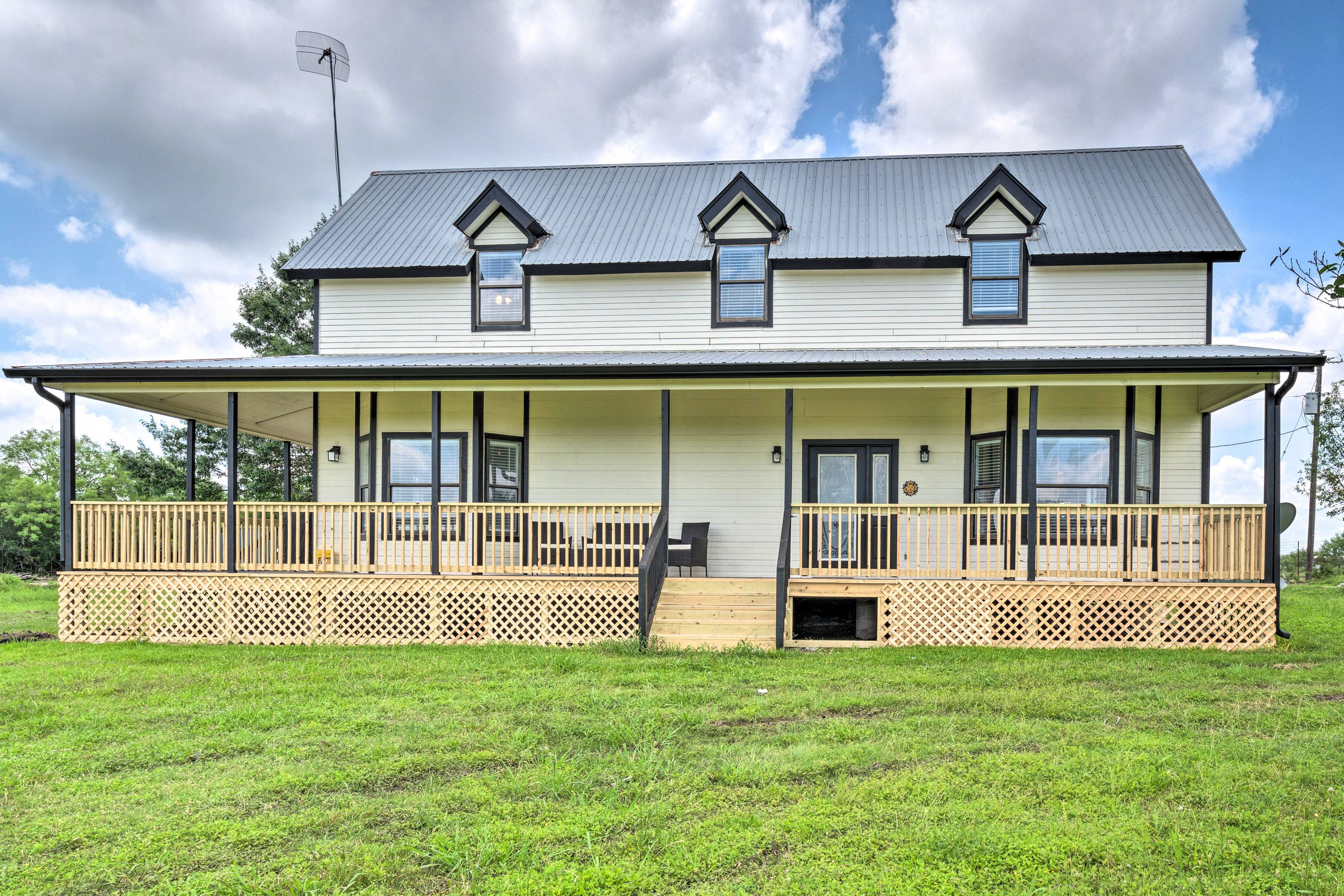 Parking | Driveway (5 Vehicles) | RV/Trailer Parking Allowed On-Site