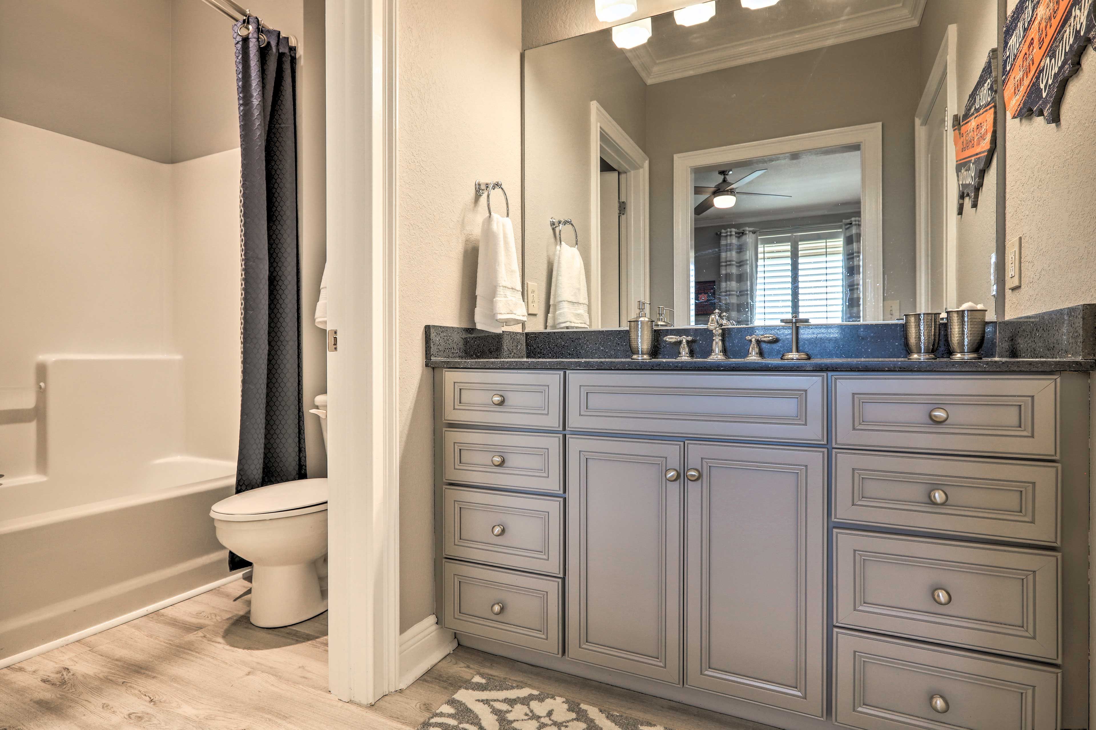 Full Bathroom | Towels Provided
