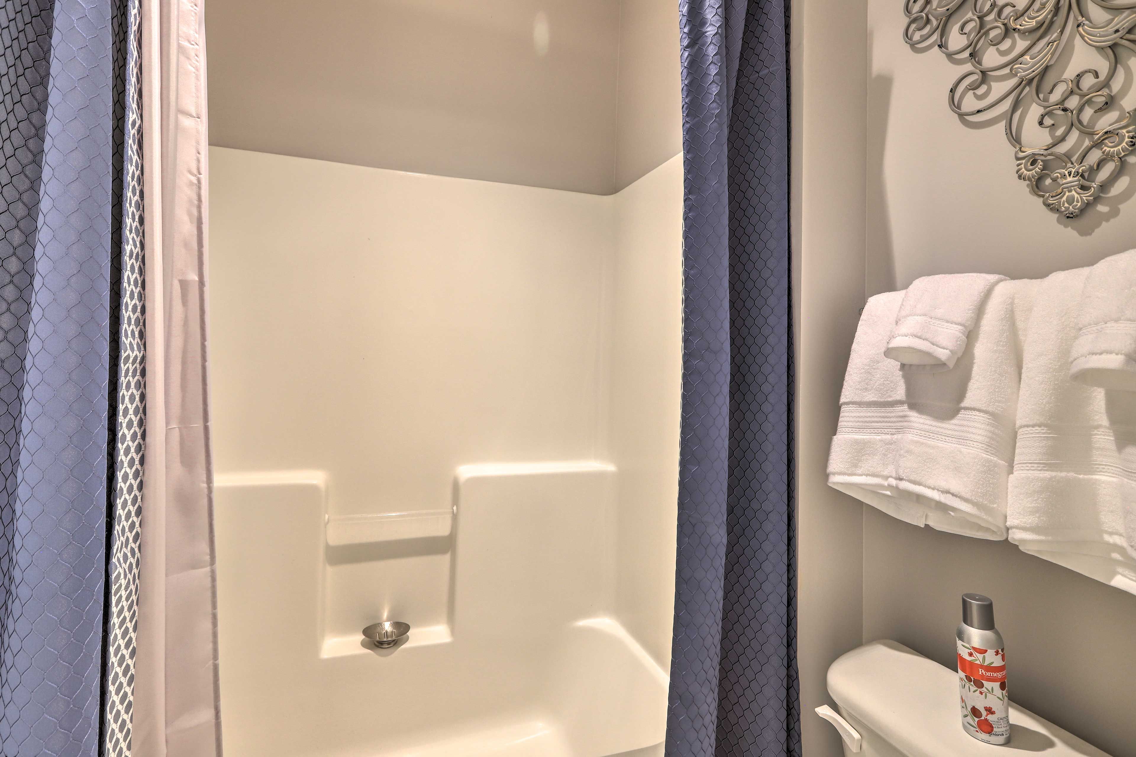 Full Bathroom | Complimentary Toiletries