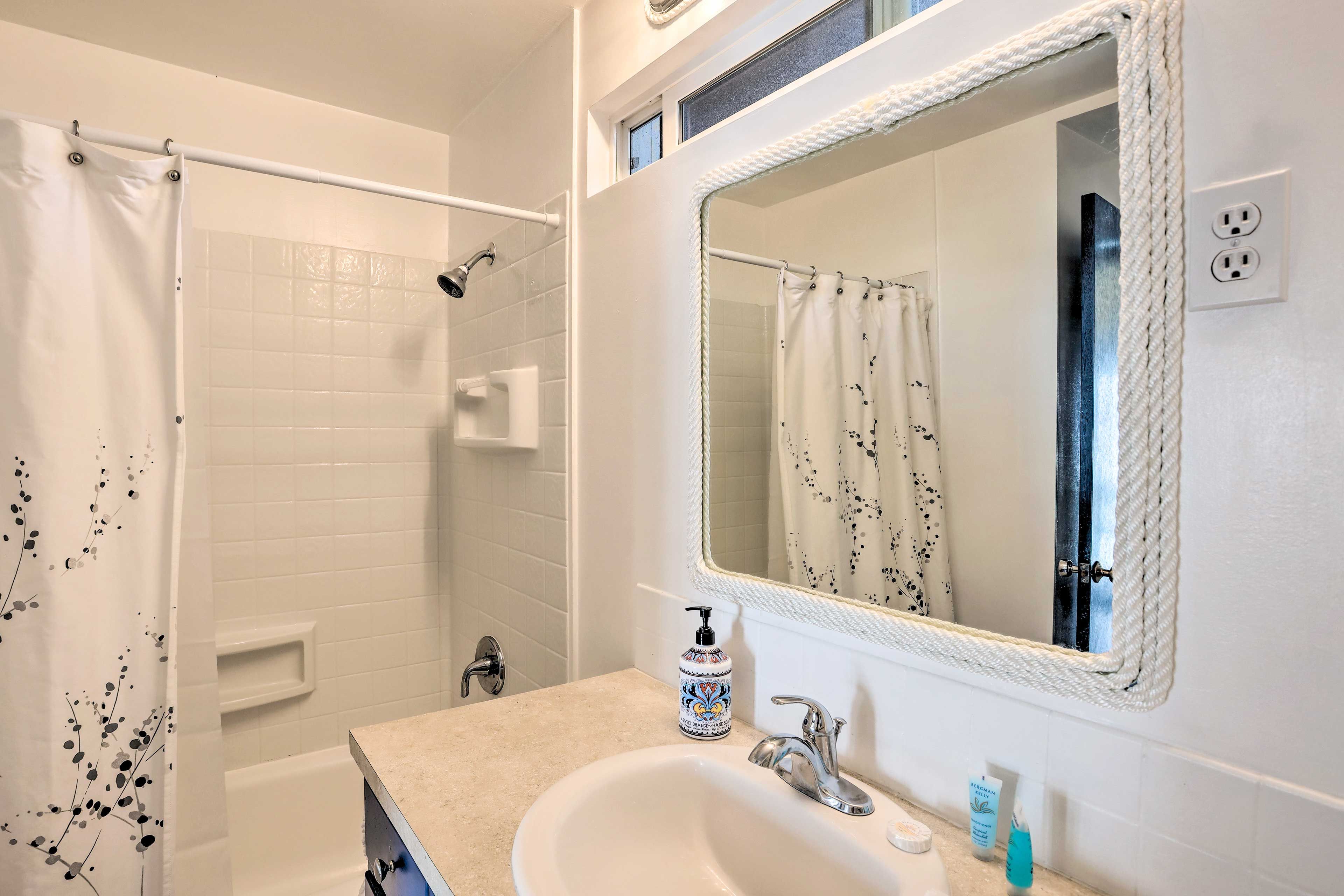 Full Bathroom | 1st Floor | Toiletries Provided