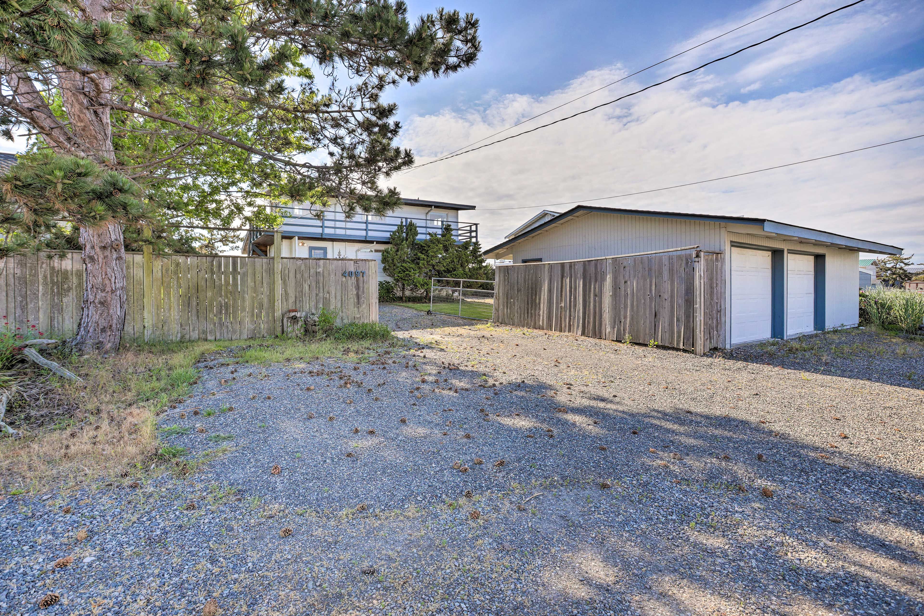 Parking | Driveway (4 Vehicles) | Additional Street Parking | RV/Trailer Parking