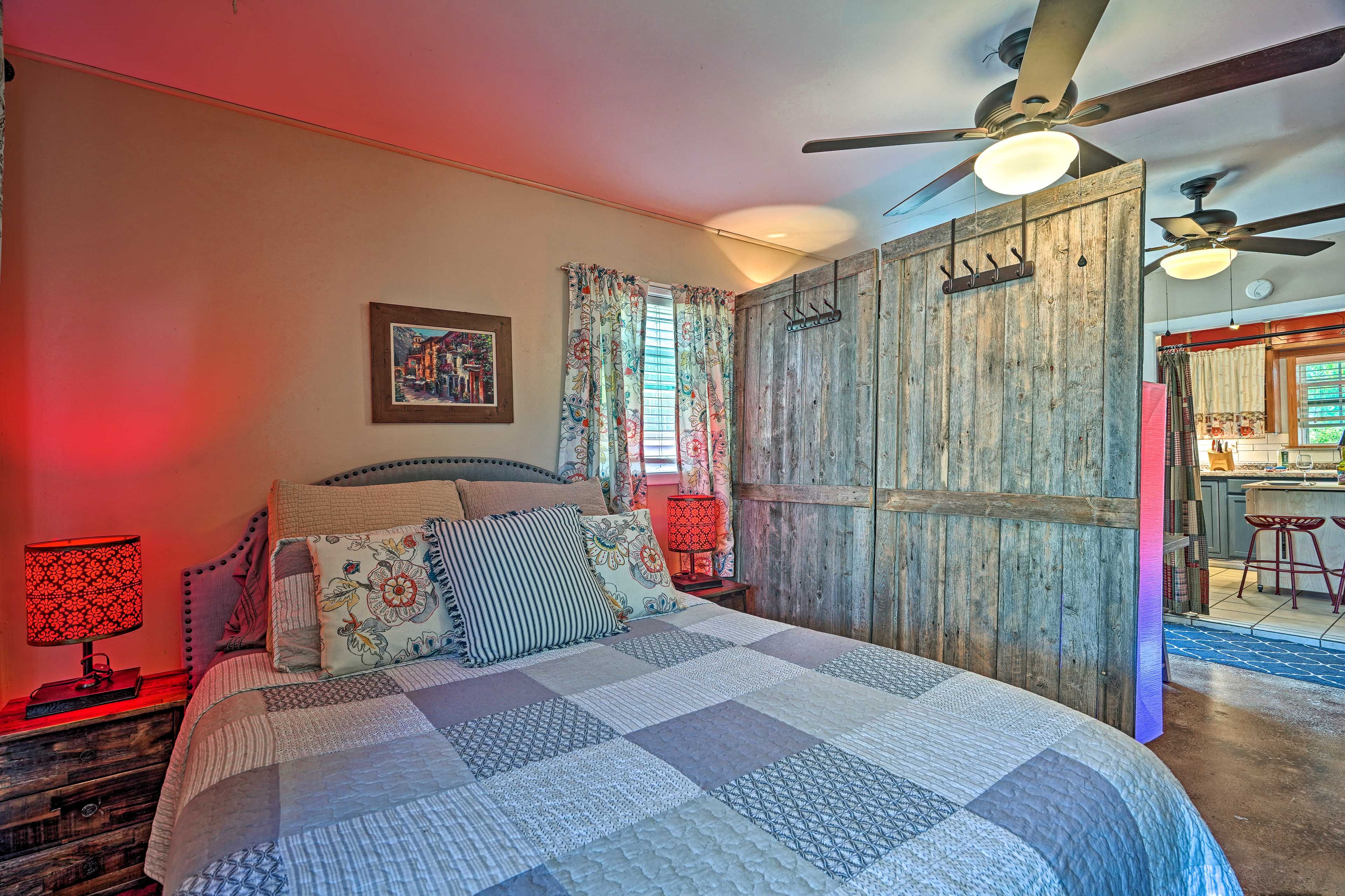 Studio | Queen Bed