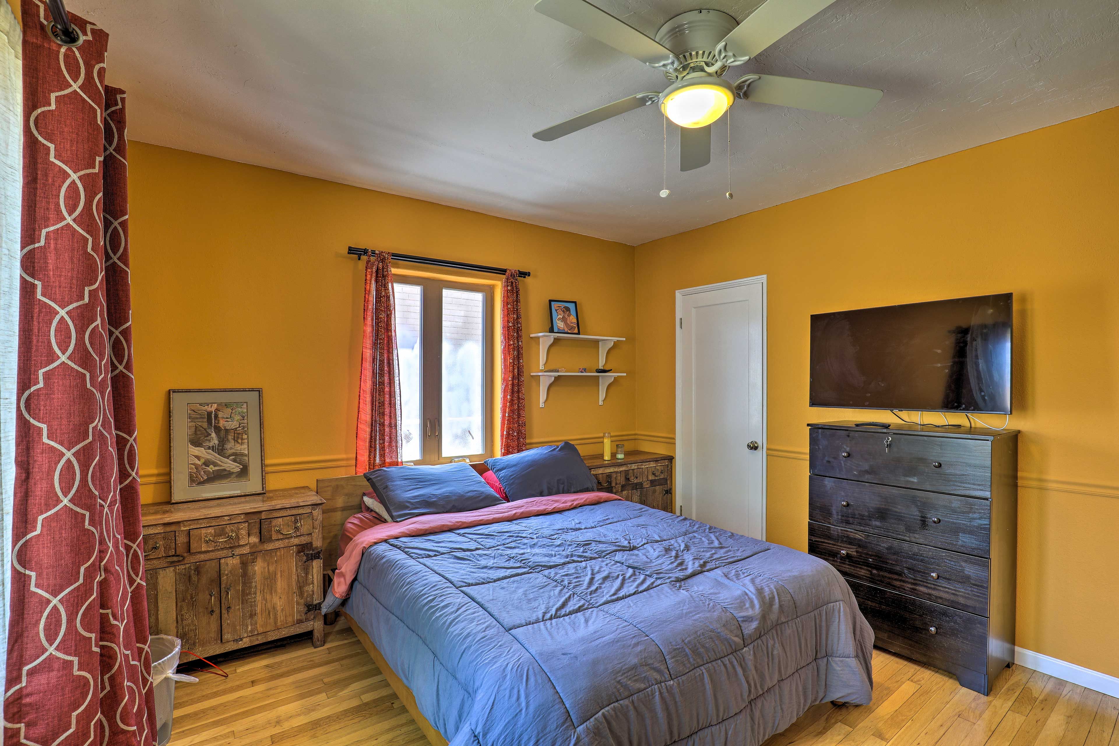 Bedroom 1 | Queen Bed | Smart TV