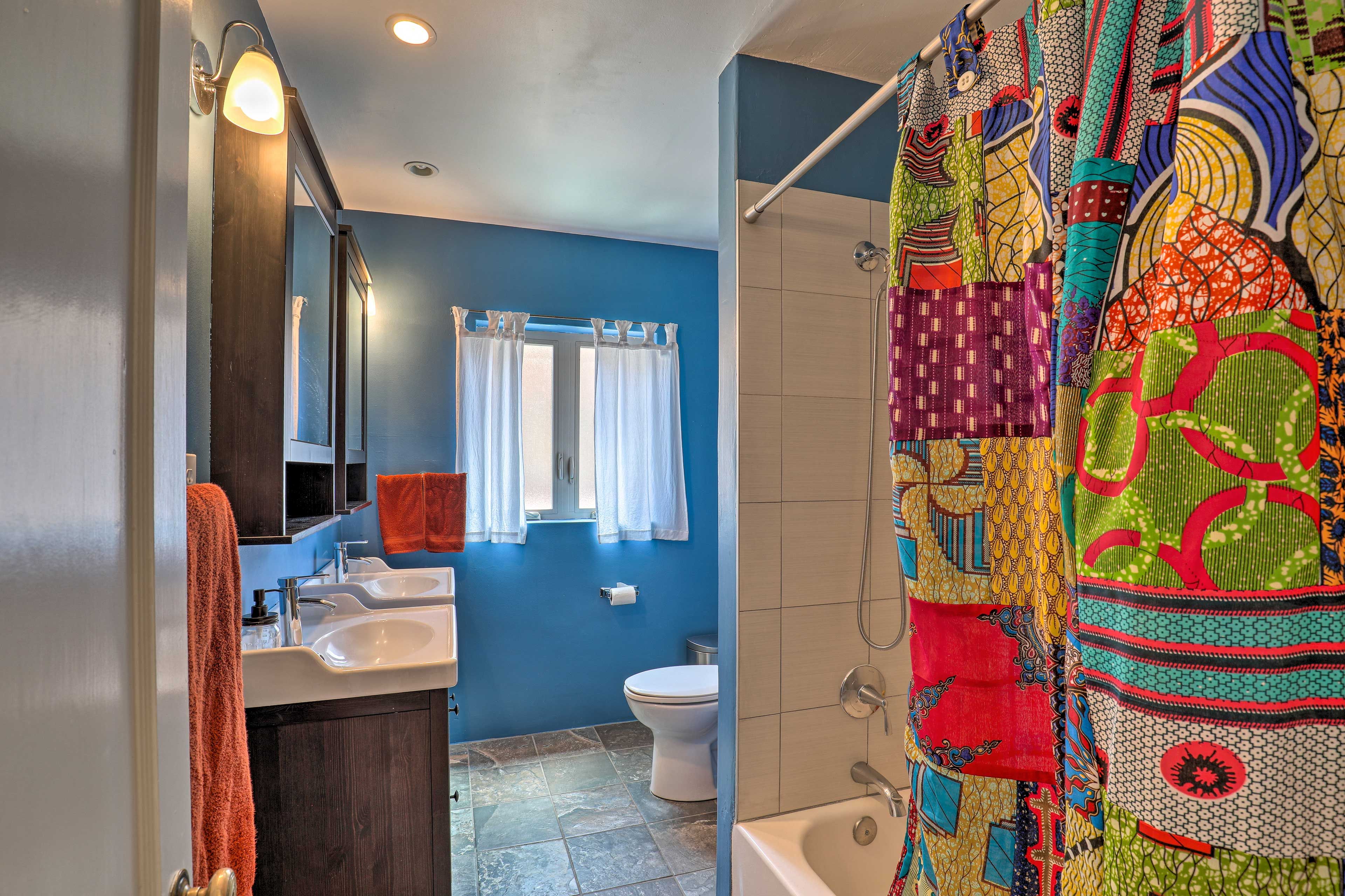 Full Bathroom | Towels Provided