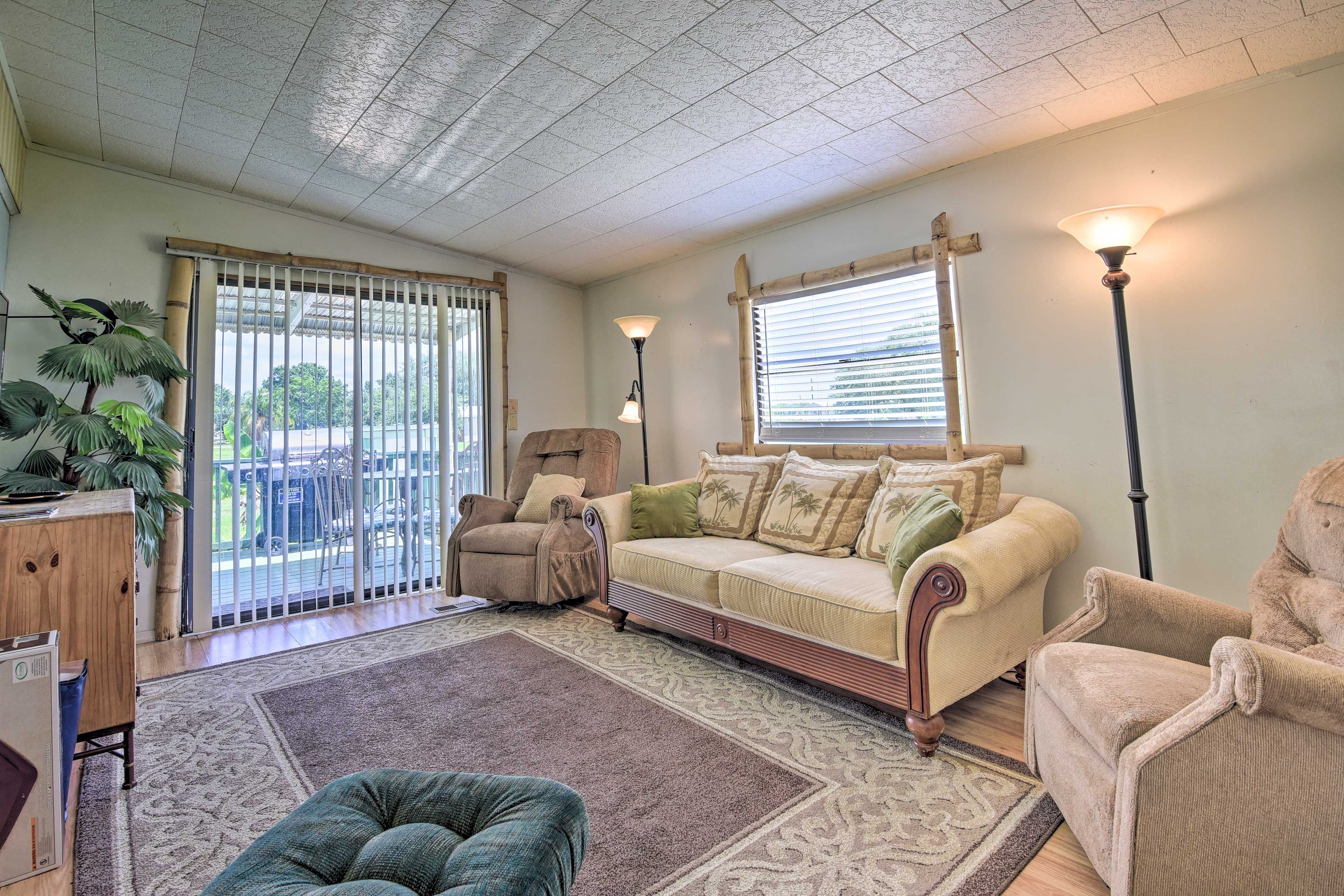 Living Room | Air Conditioning | Free WiFi
