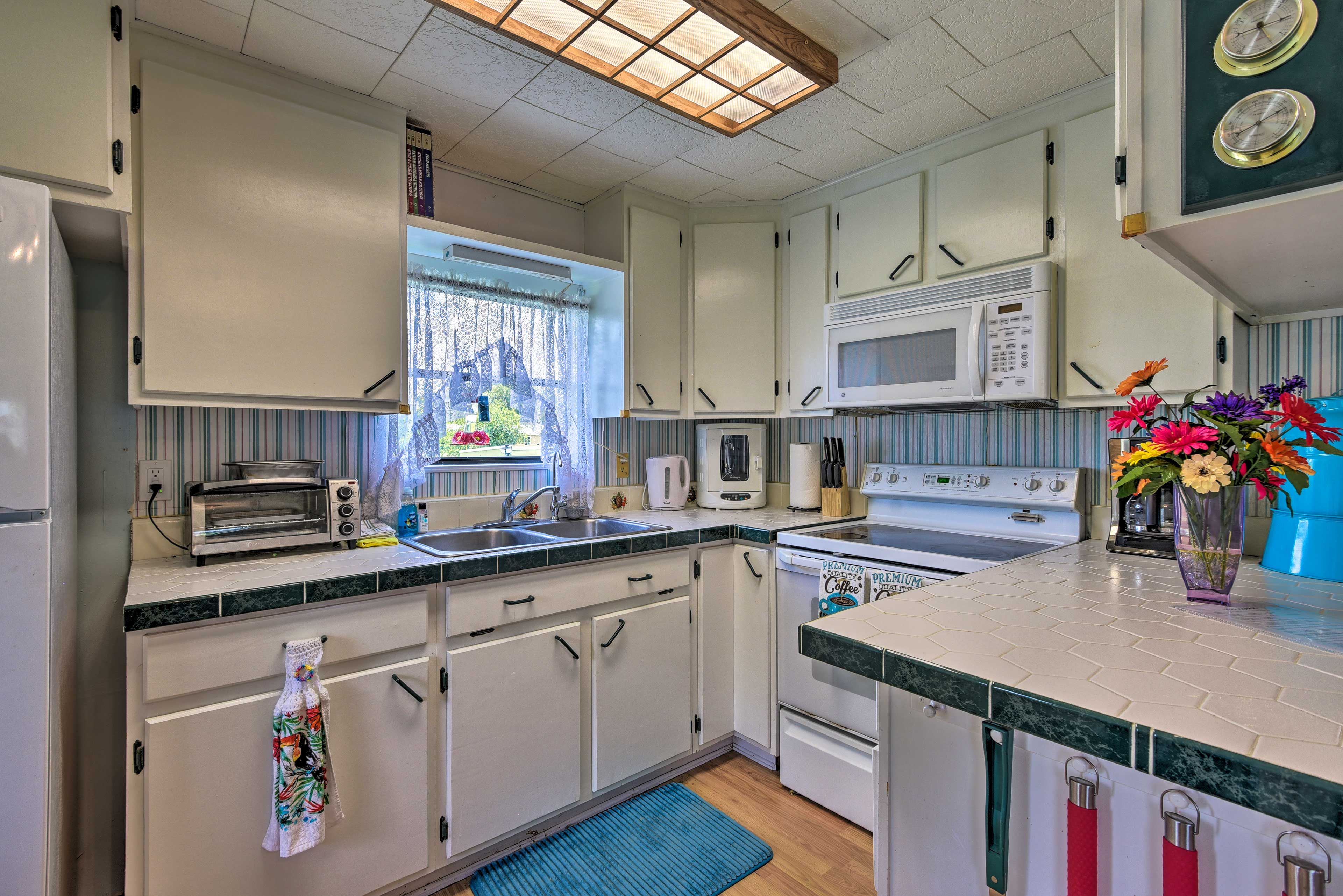 Kitchen | Trash Bags/Paper Towels Provided