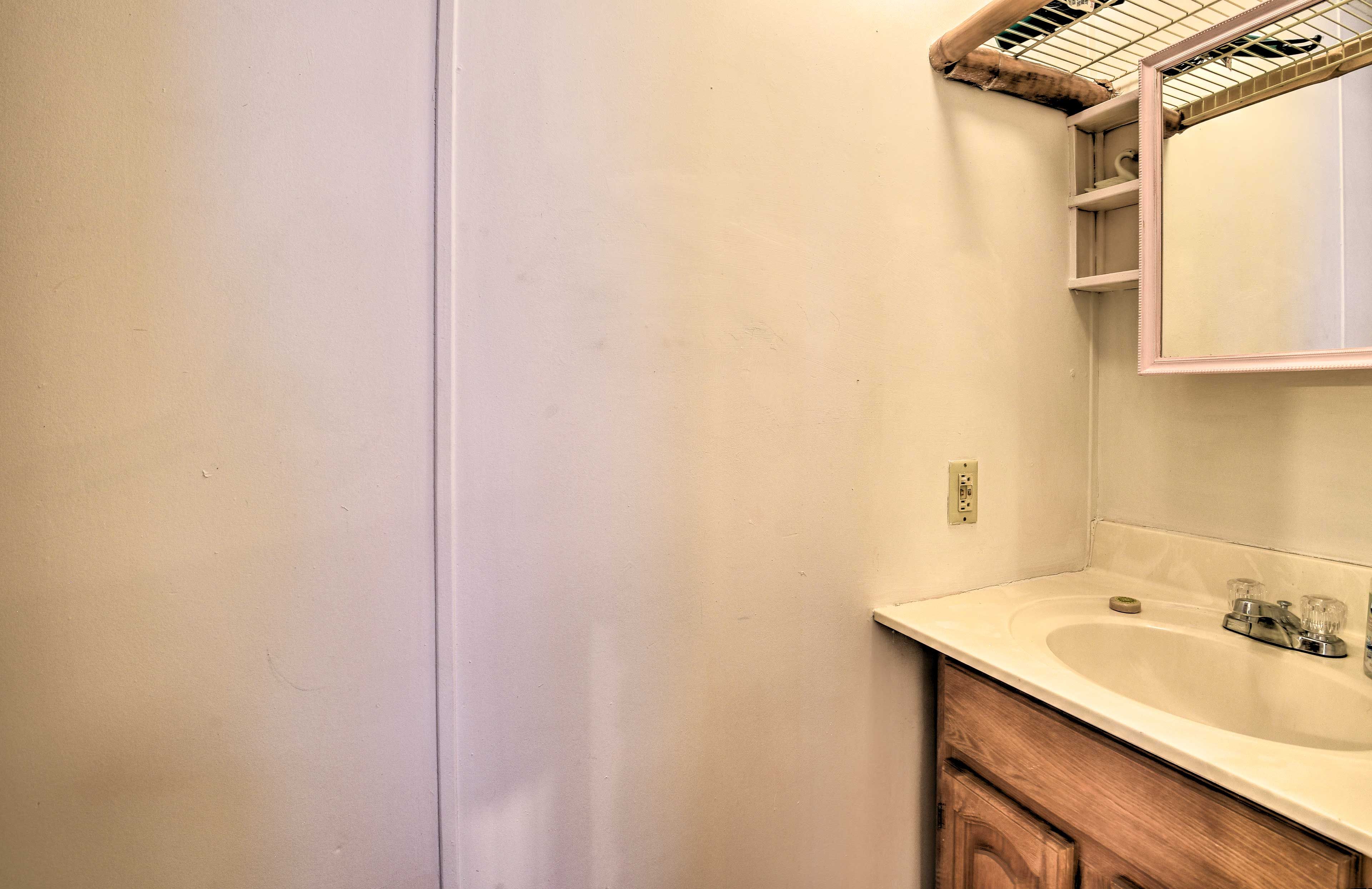 Half Bathroom | Towels Provided