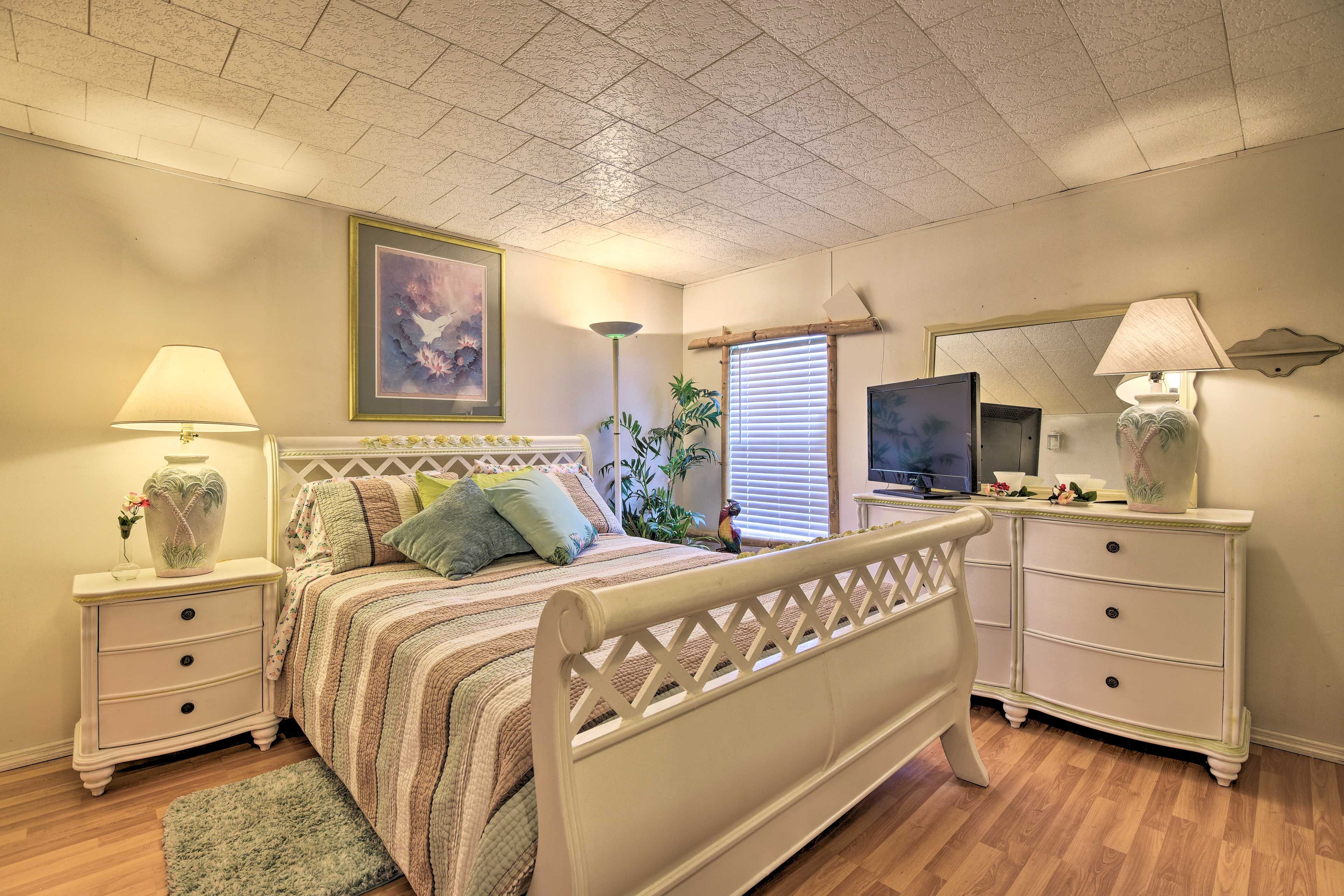 Bedroom 1 | Queen Bed