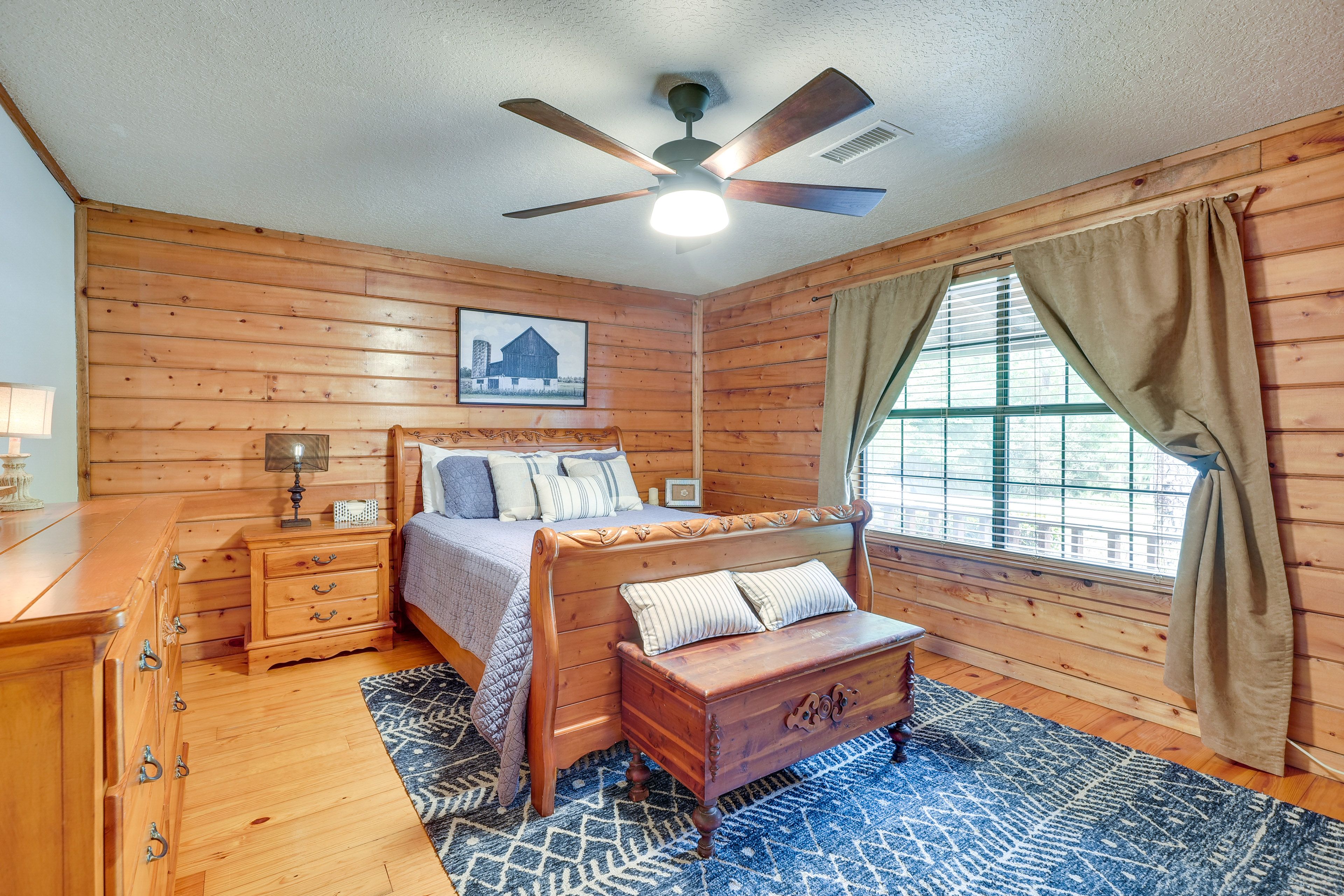 Bedroom 1 | Queen Bed | Linens Provided | 1st Floor