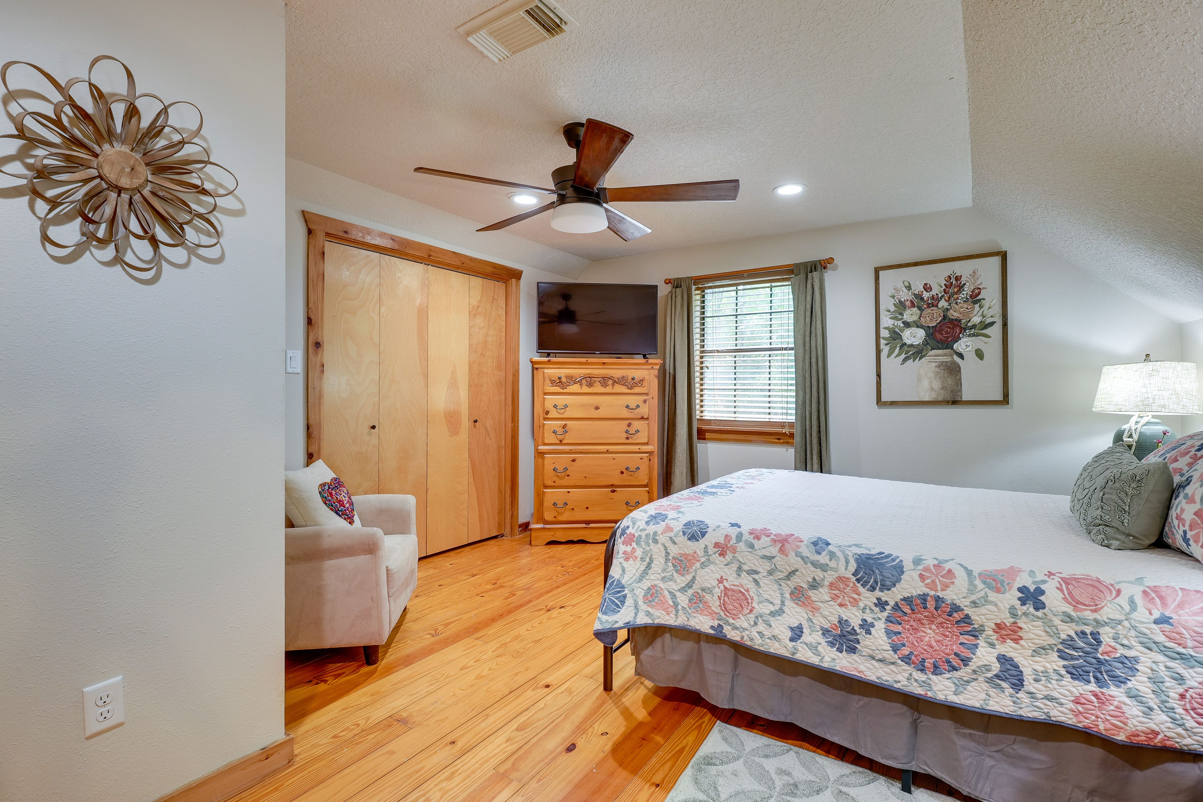 Bedroom 3 | Queen Bed | Smart TV | 2nd Floor