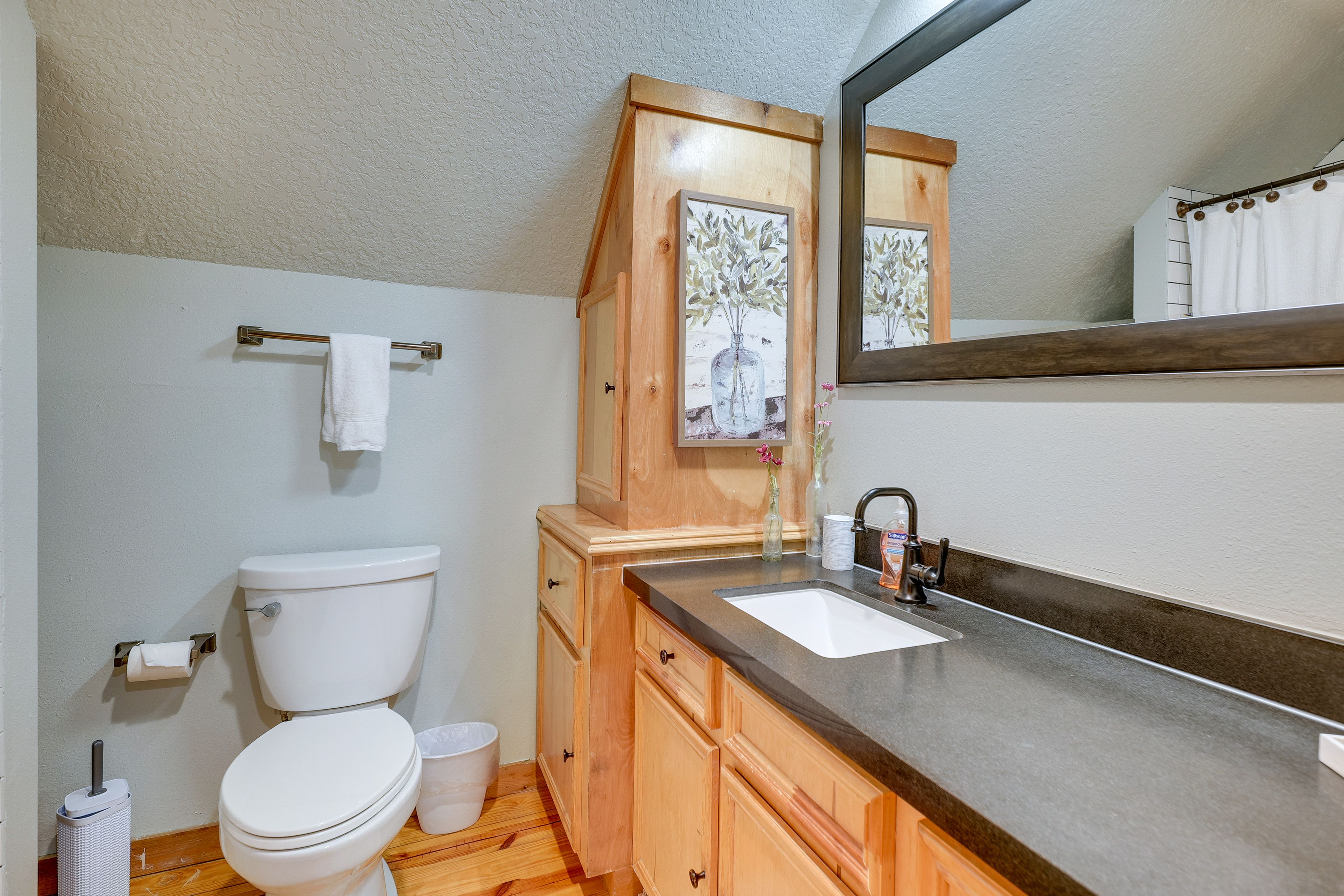 Bathroom | 2nd Floor