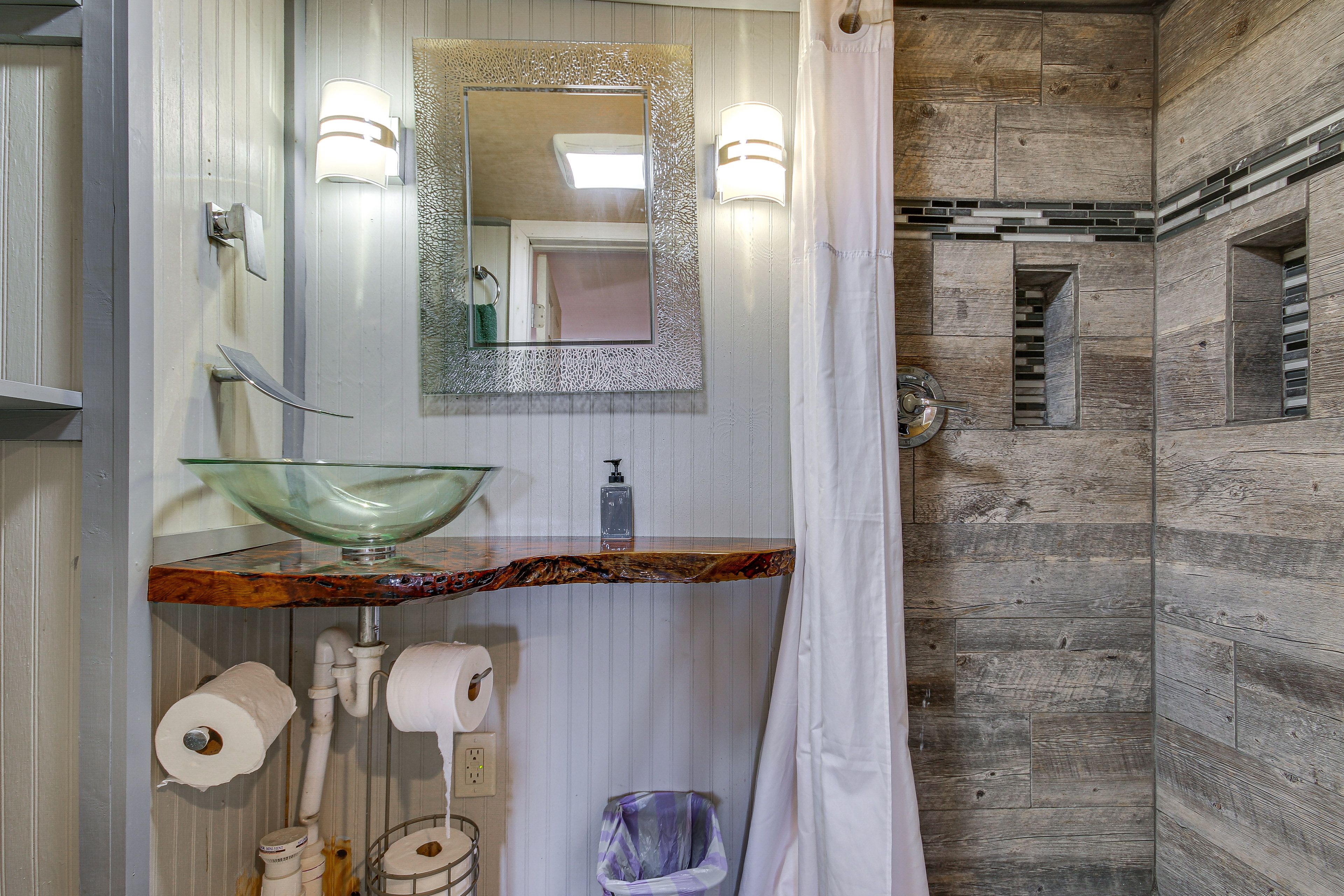 Full Bathroom (Bonus Room)