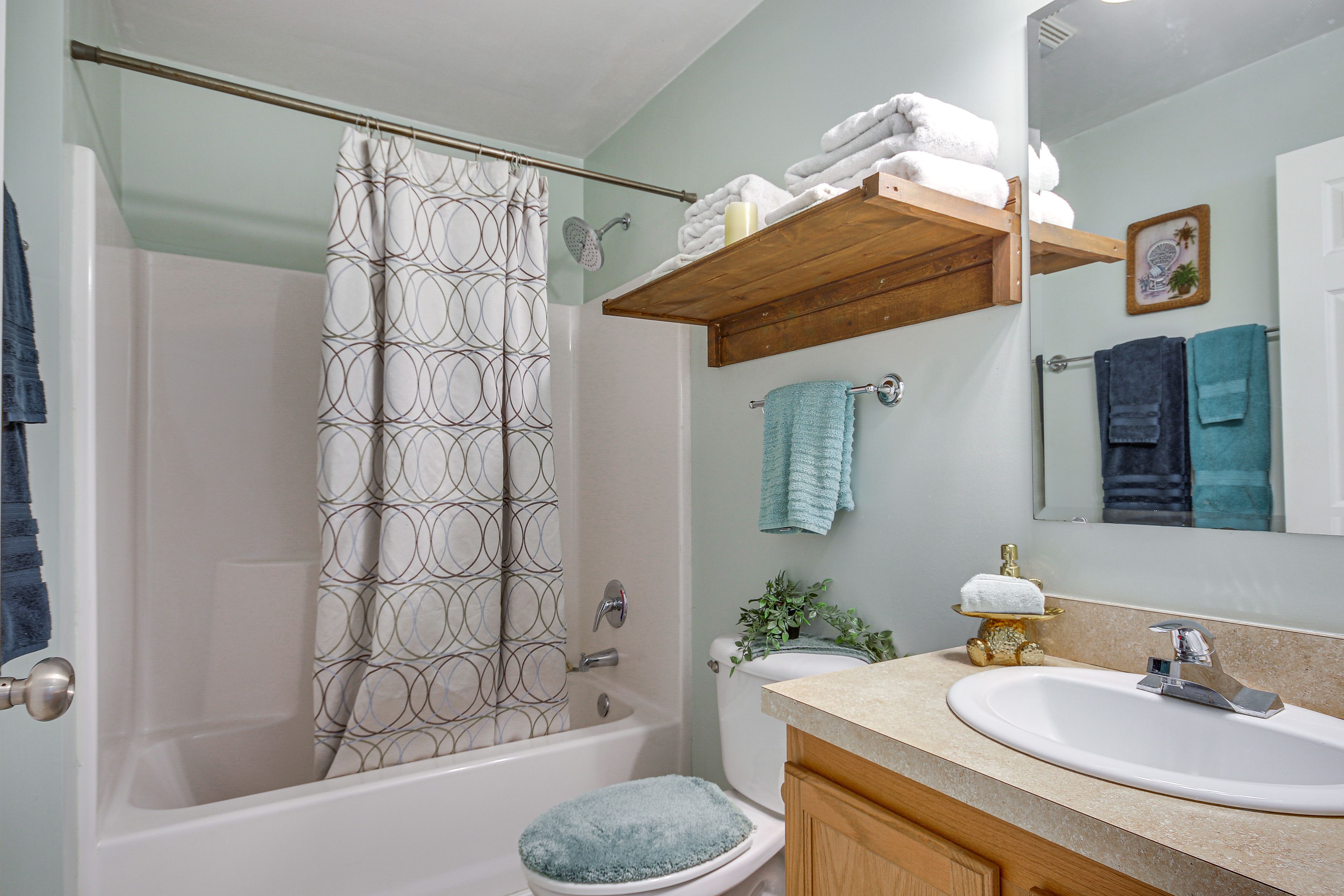 Full Bathroom | Complimentary Toiletries