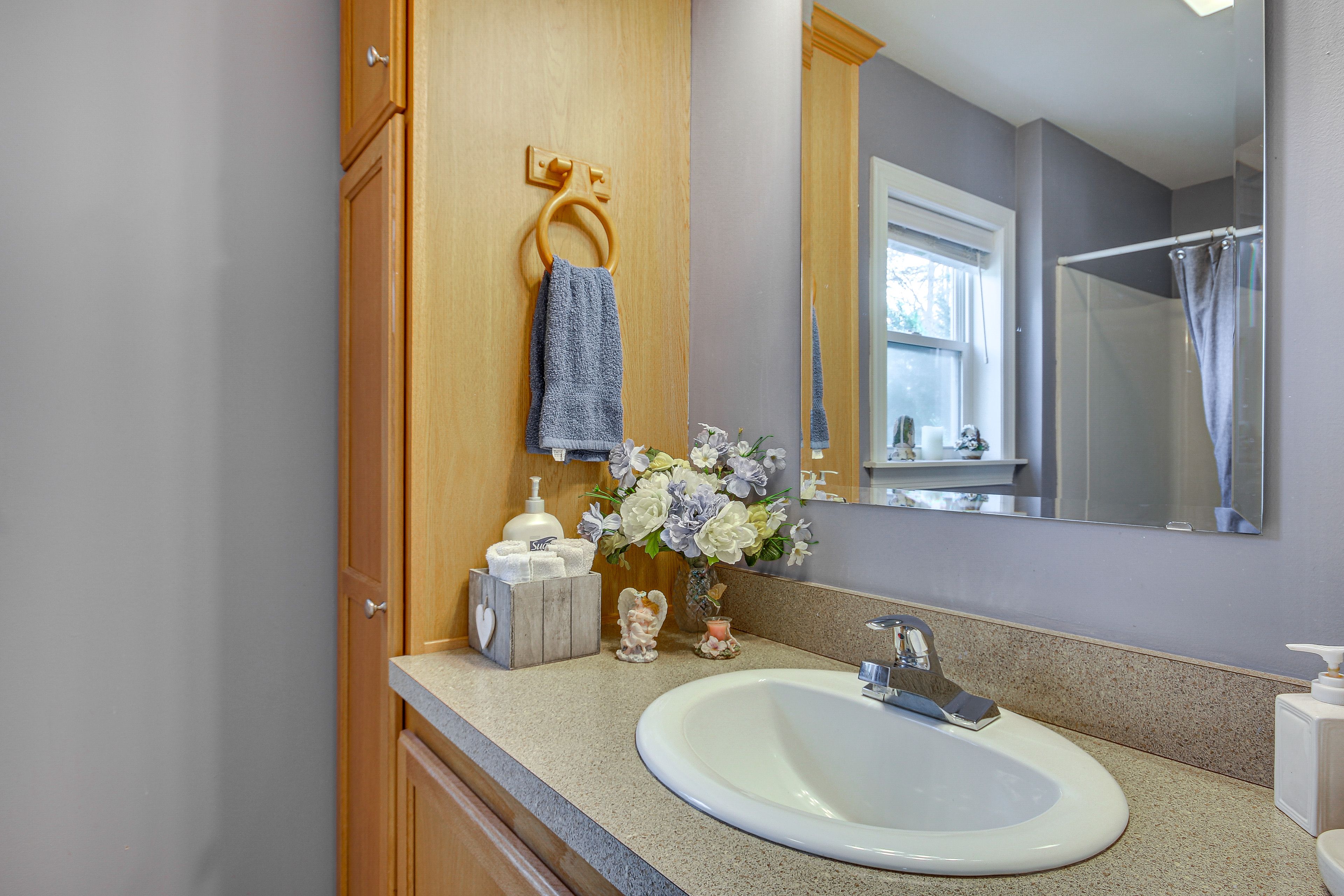 Full Bathroom | Towels Provided | Shower/Tub Combo