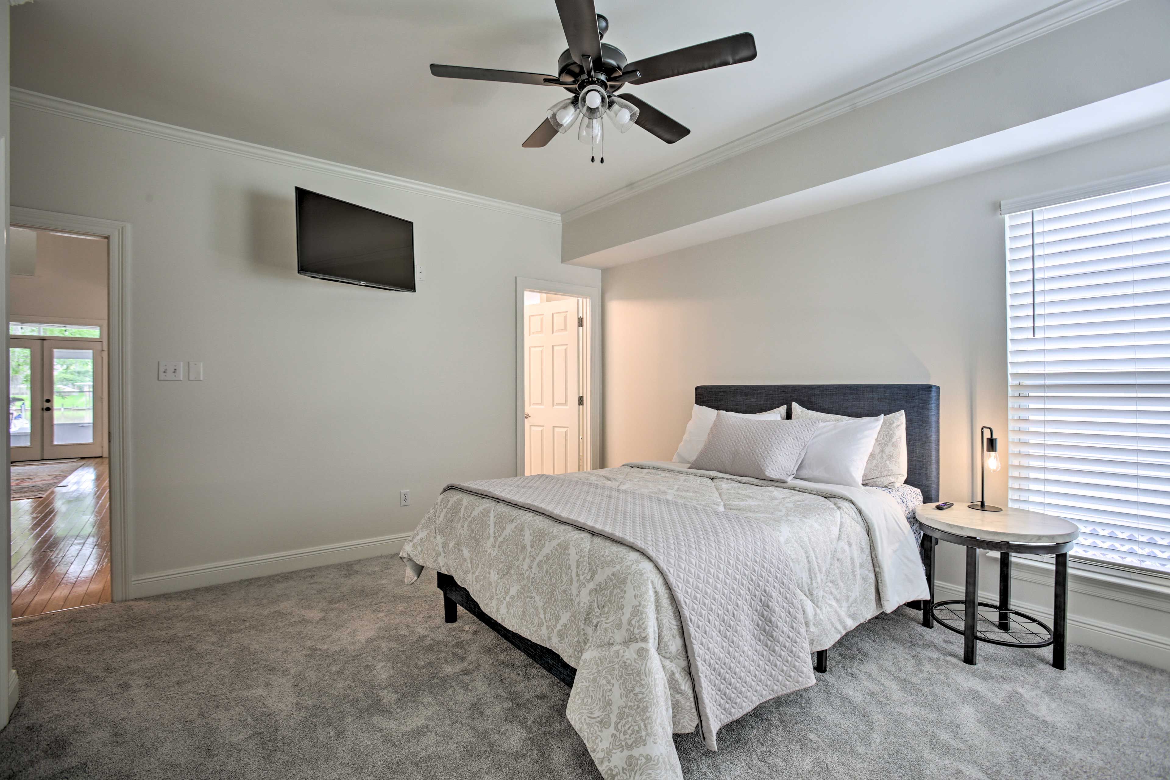 Bedroom 1 | Queen Bed | 1st Floor