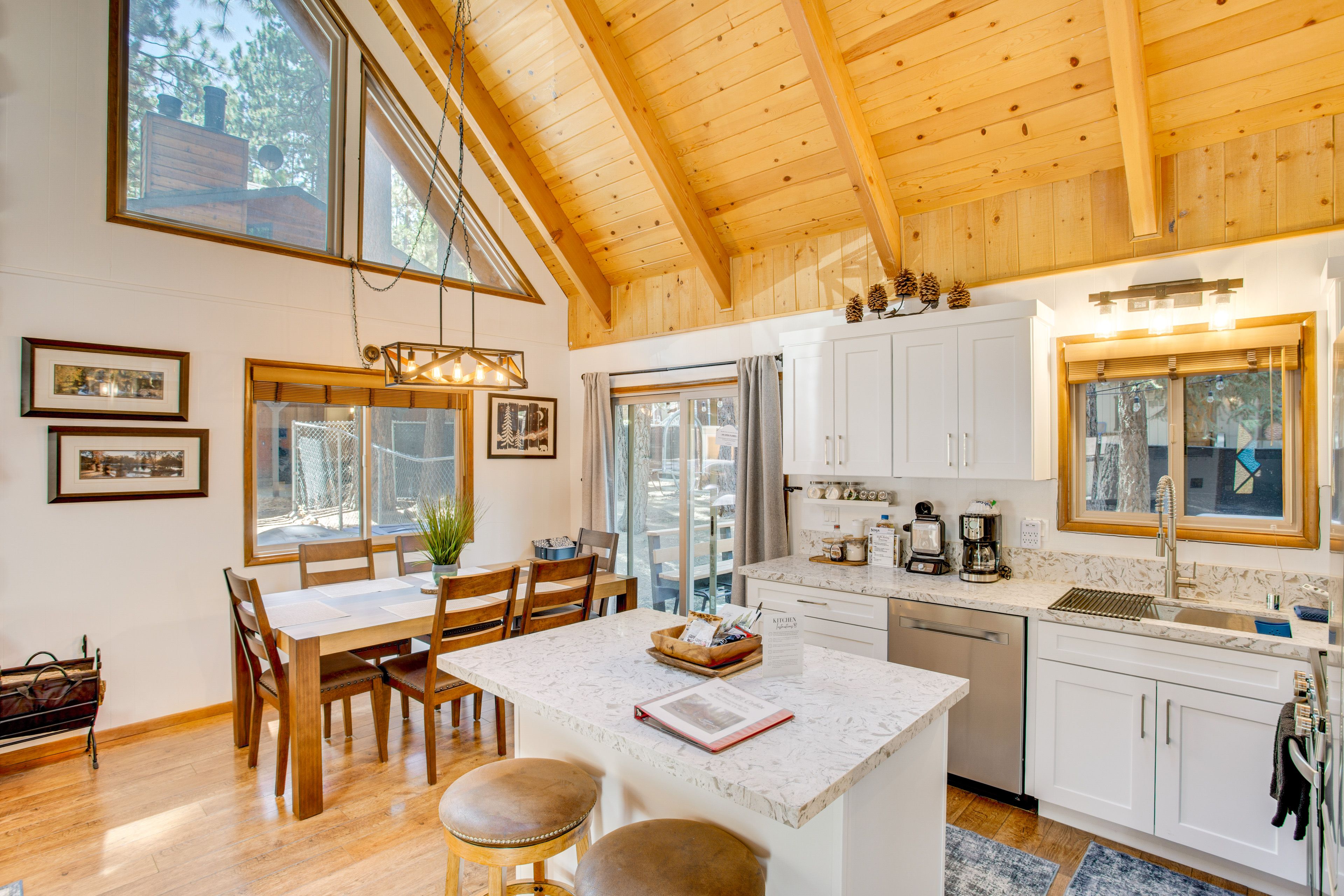 Kitchen | Blender | Pots & Pans | Dishwashing Soap Provided