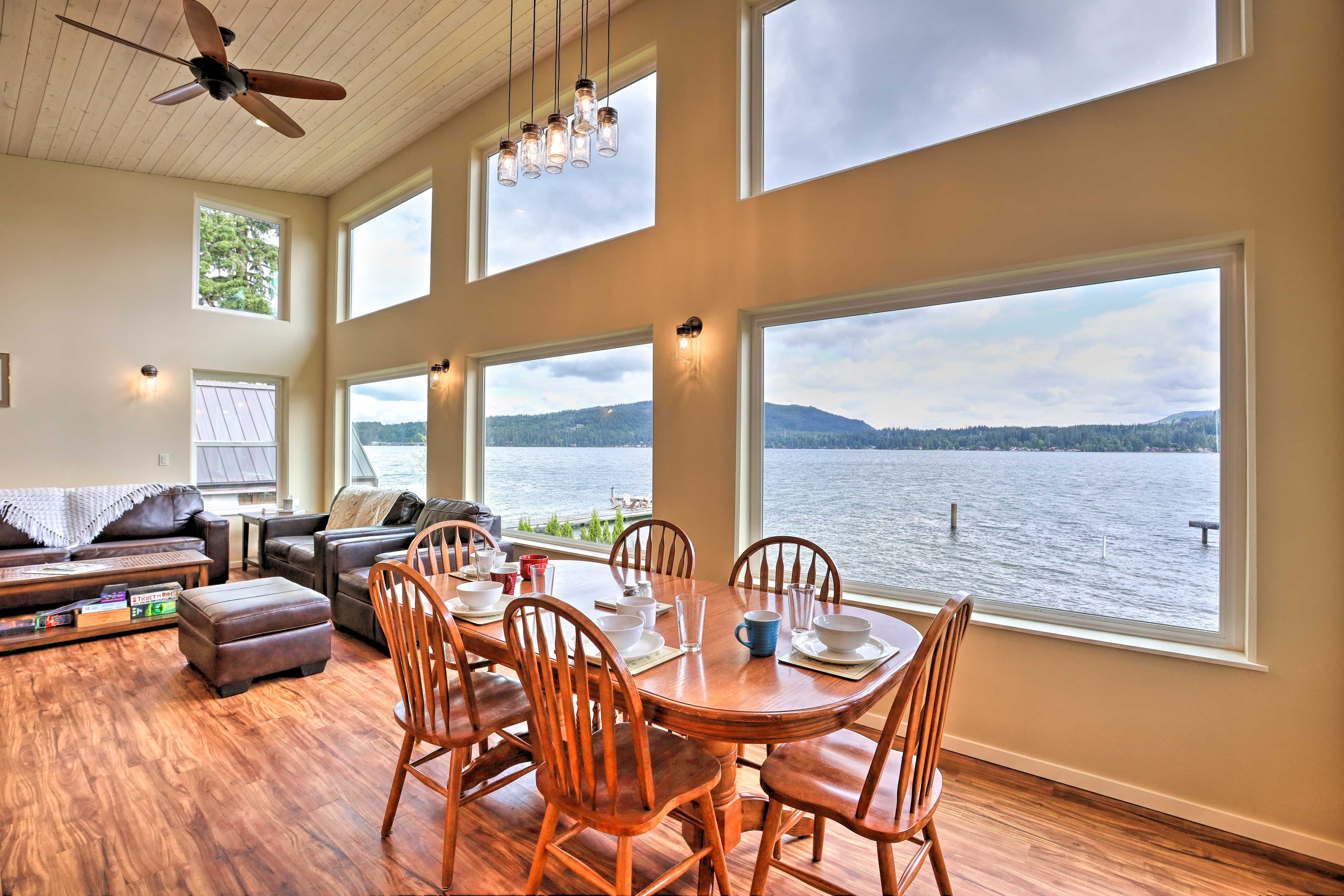 Living Room | 2 Fireplaces | Free WiFi