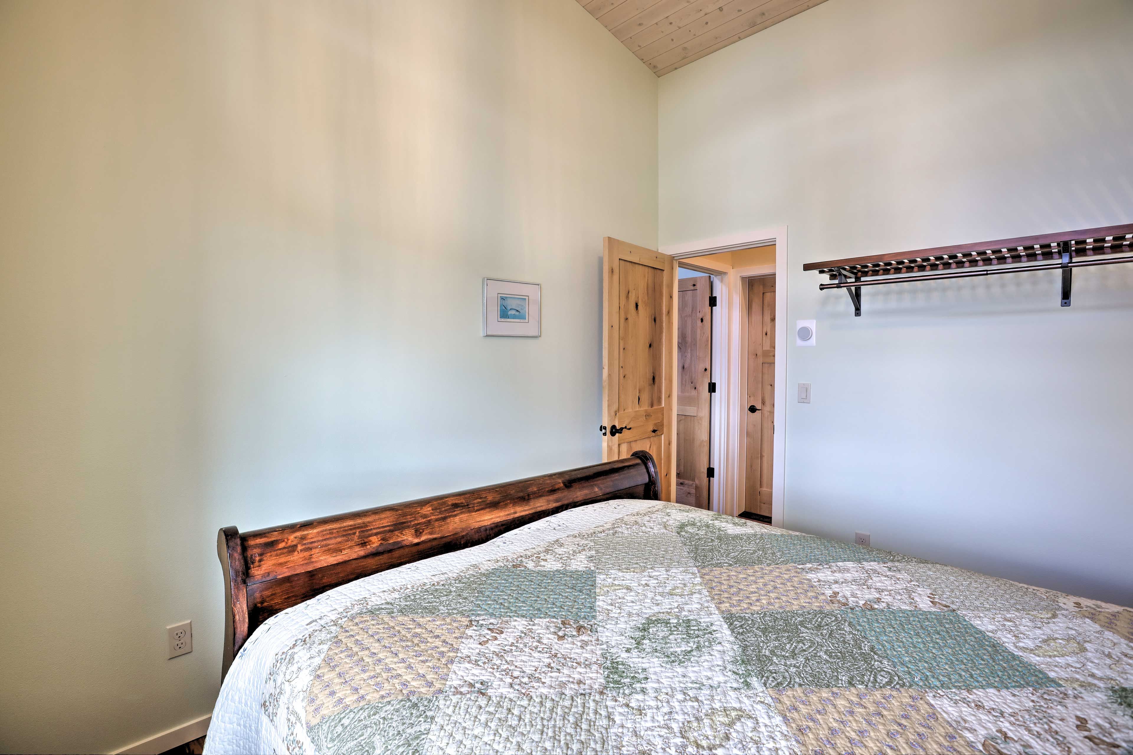 Bedroom 2 | Queen Bed | Step-Free Access