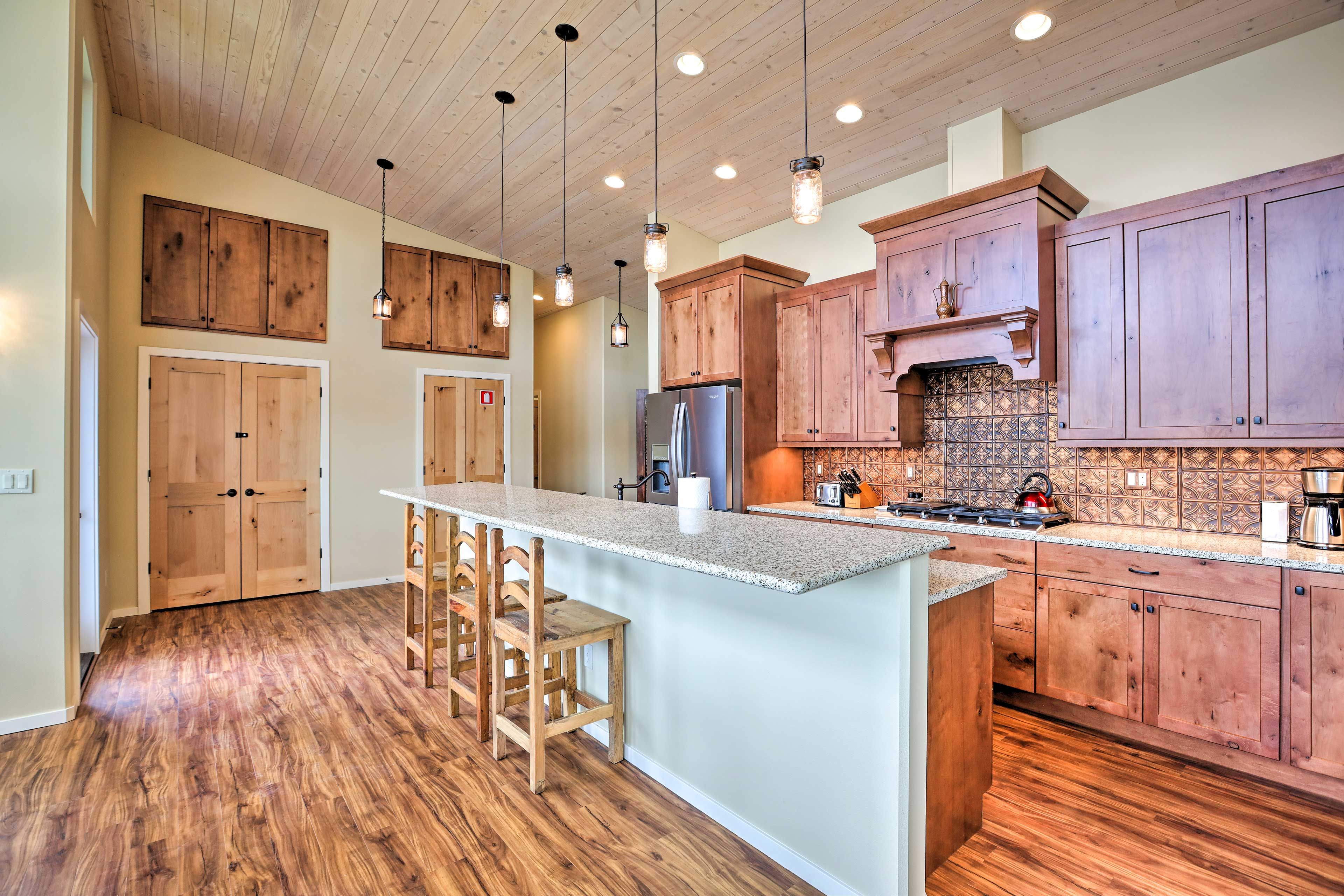 Fully Equipped Kitchen | Non-Stick/Stainless Steel Pots & Pans