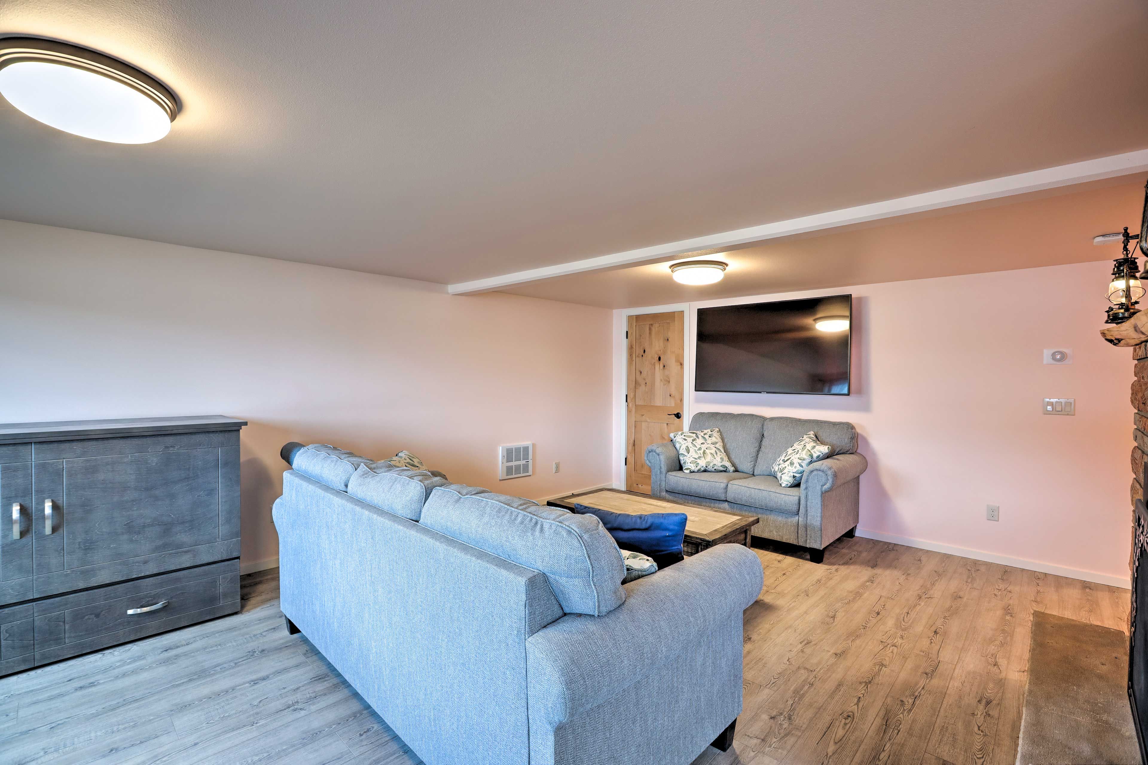 Basement Living Room | Smart TV | Kitchenette