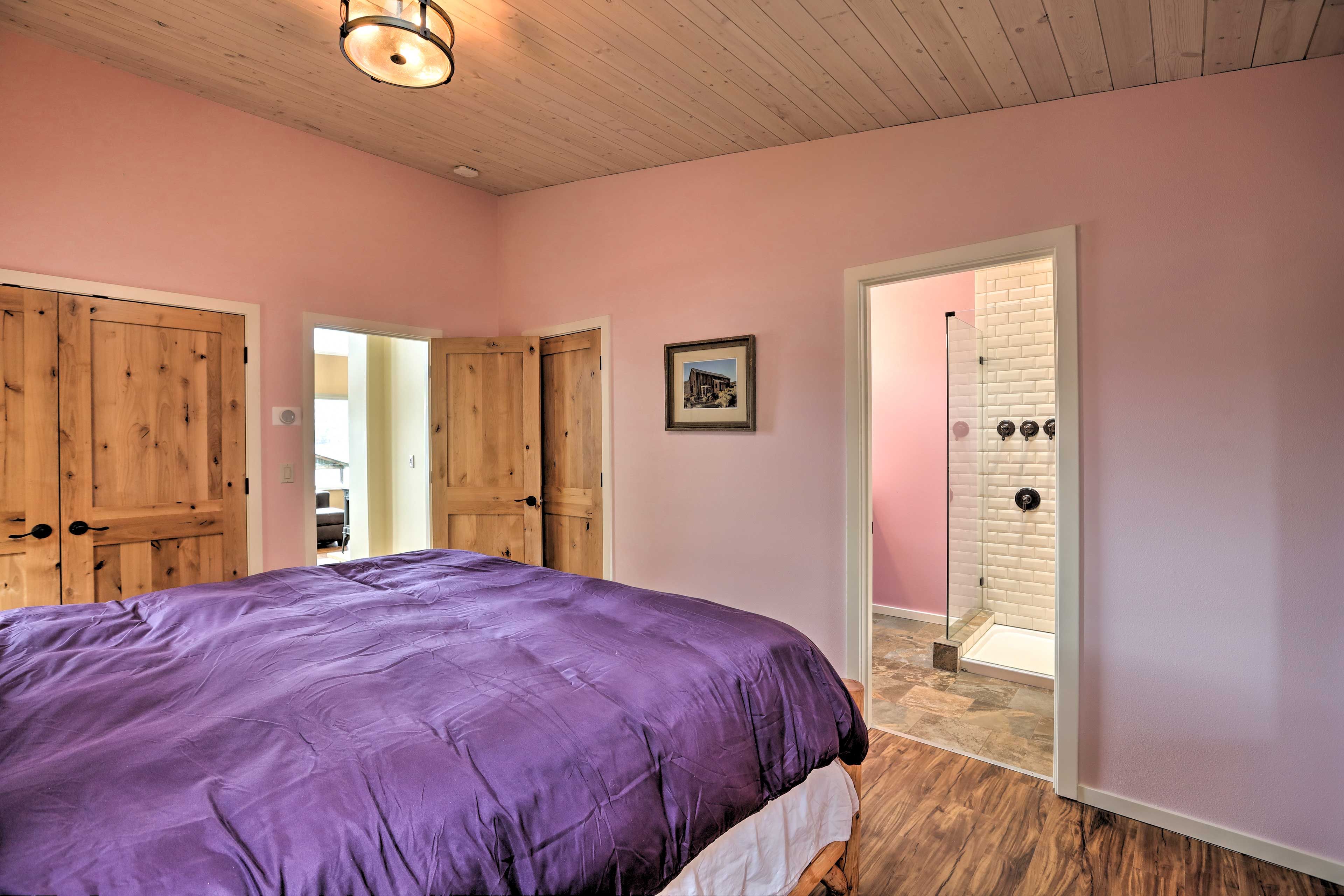 Bedroom 1 | Queen Bed | Complimentary Toiletries
