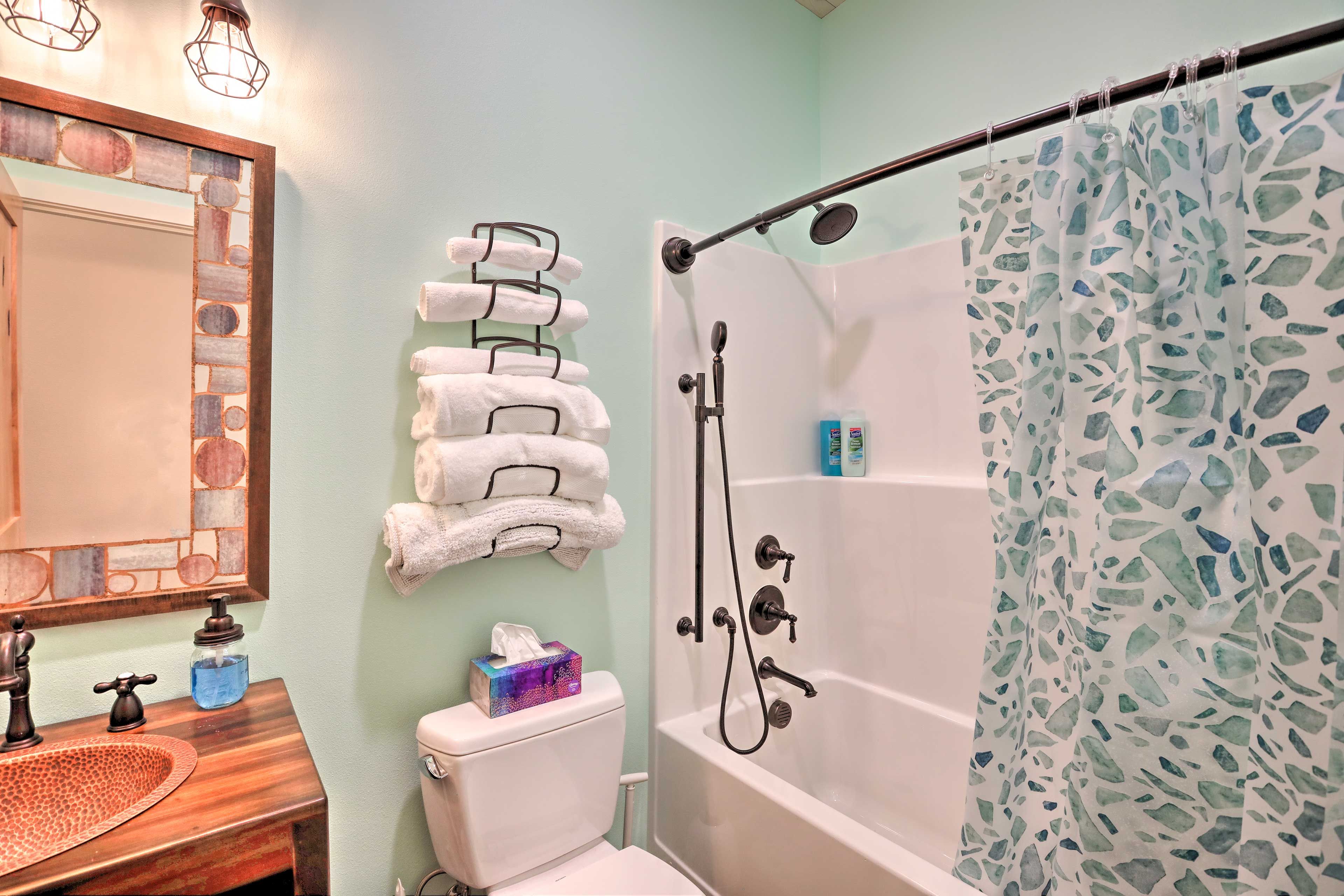 Full Bathroom | Complimentary Toiletries | Hair Dryer