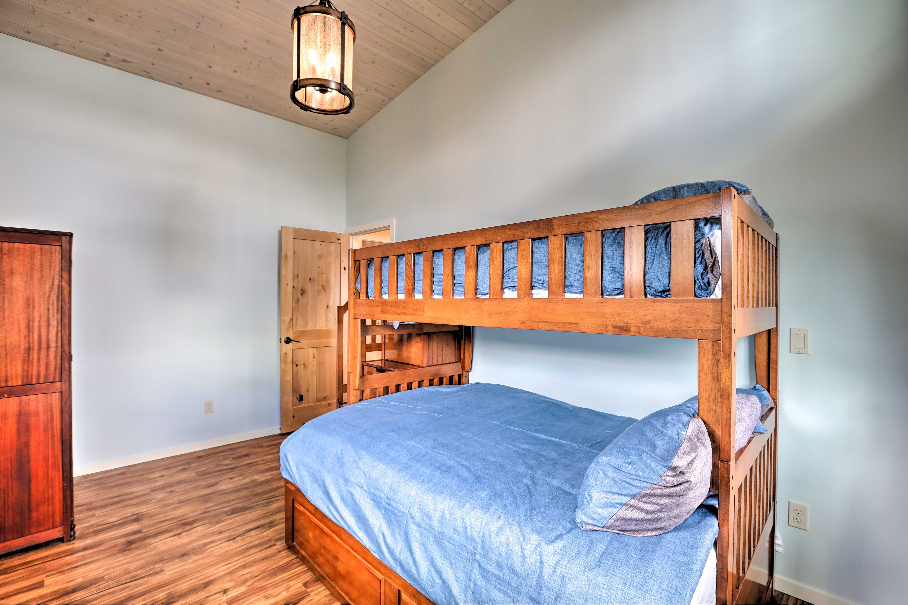 Bedroom 3 | Twin/Full Bunk Bed w/ Twin Trundle Bed | Main Floor