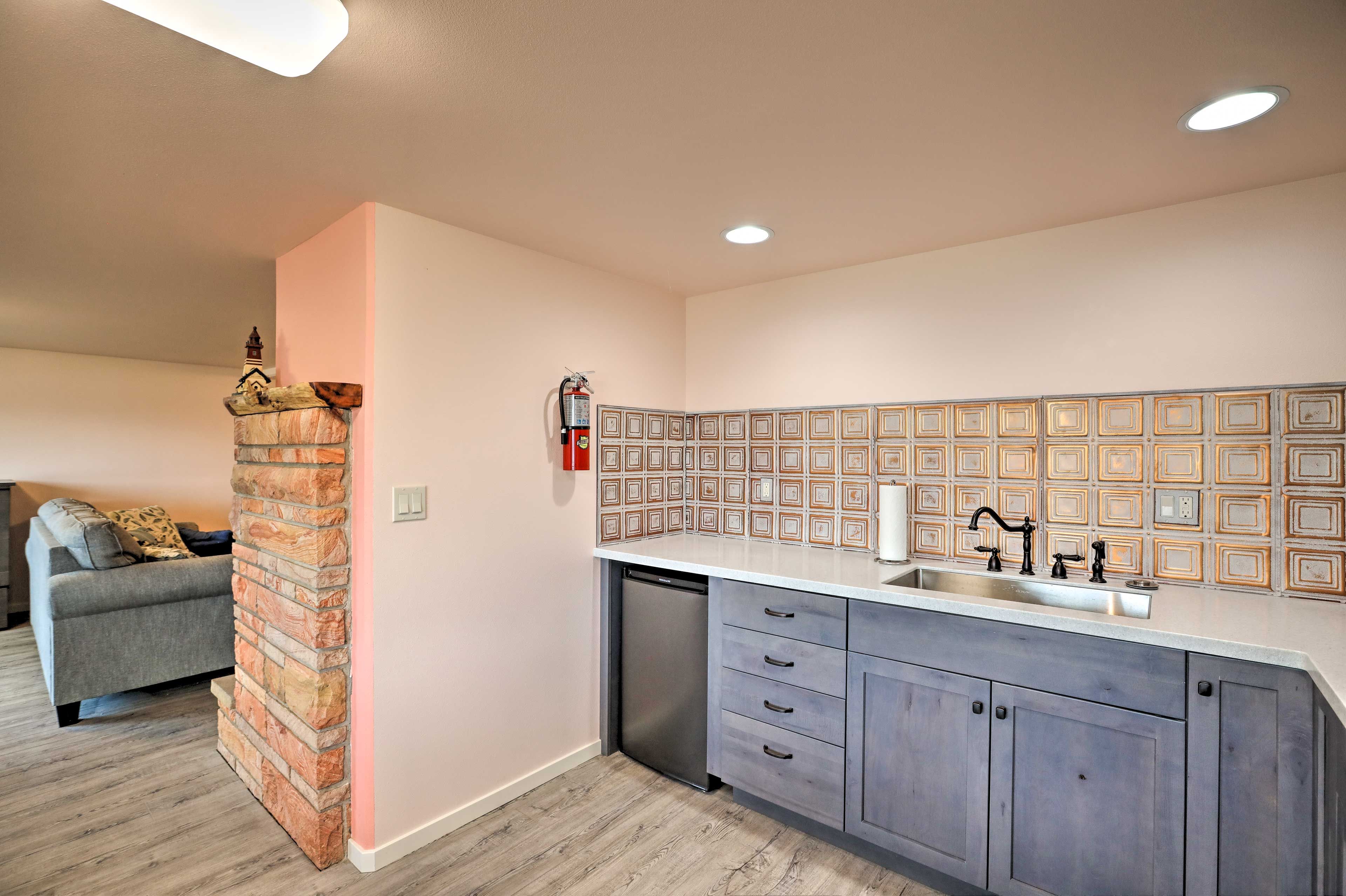 Kitchenette | Microwave | Electric Stove