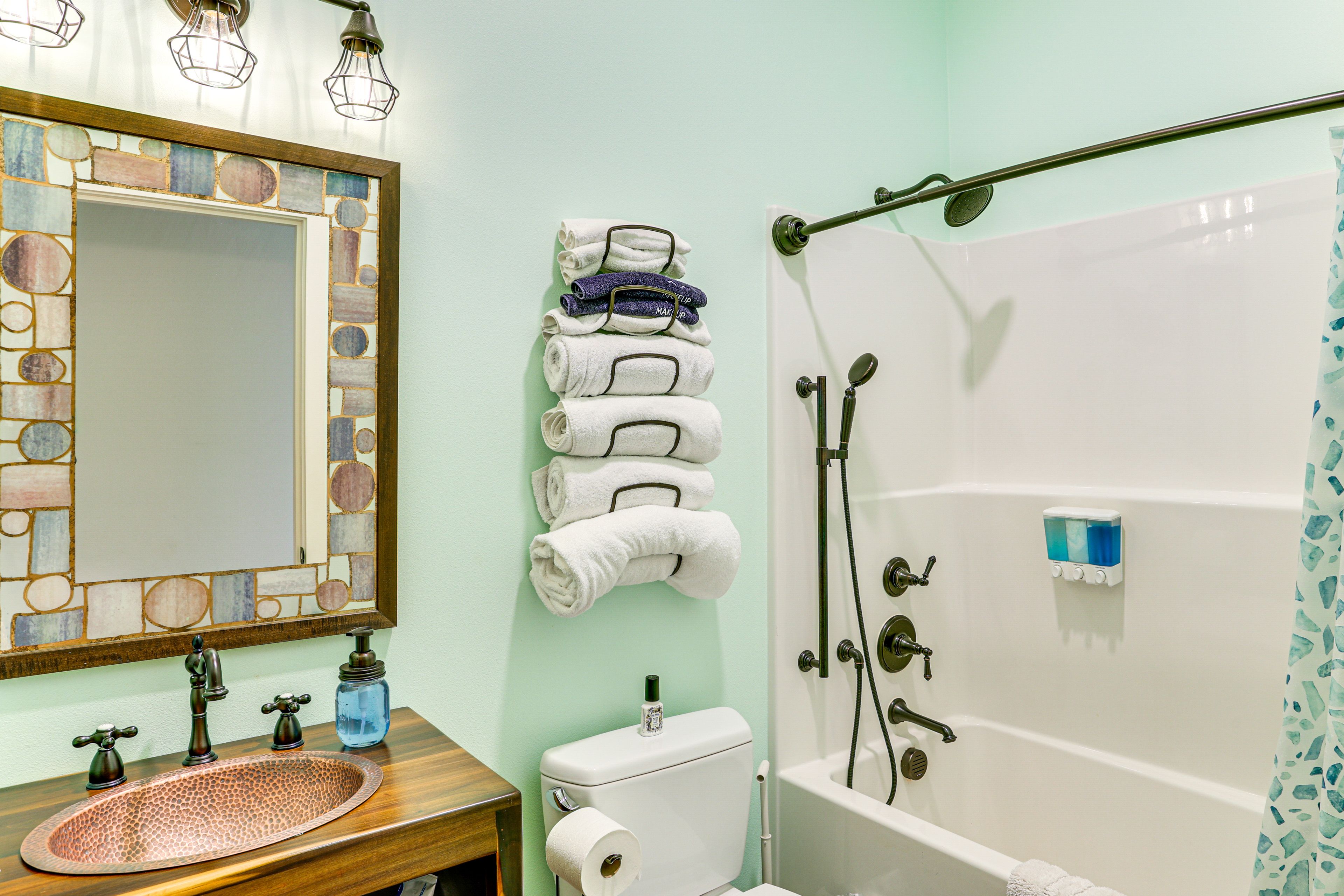 Full Bathroom | Complimentary Toiletries | Hair Dryer