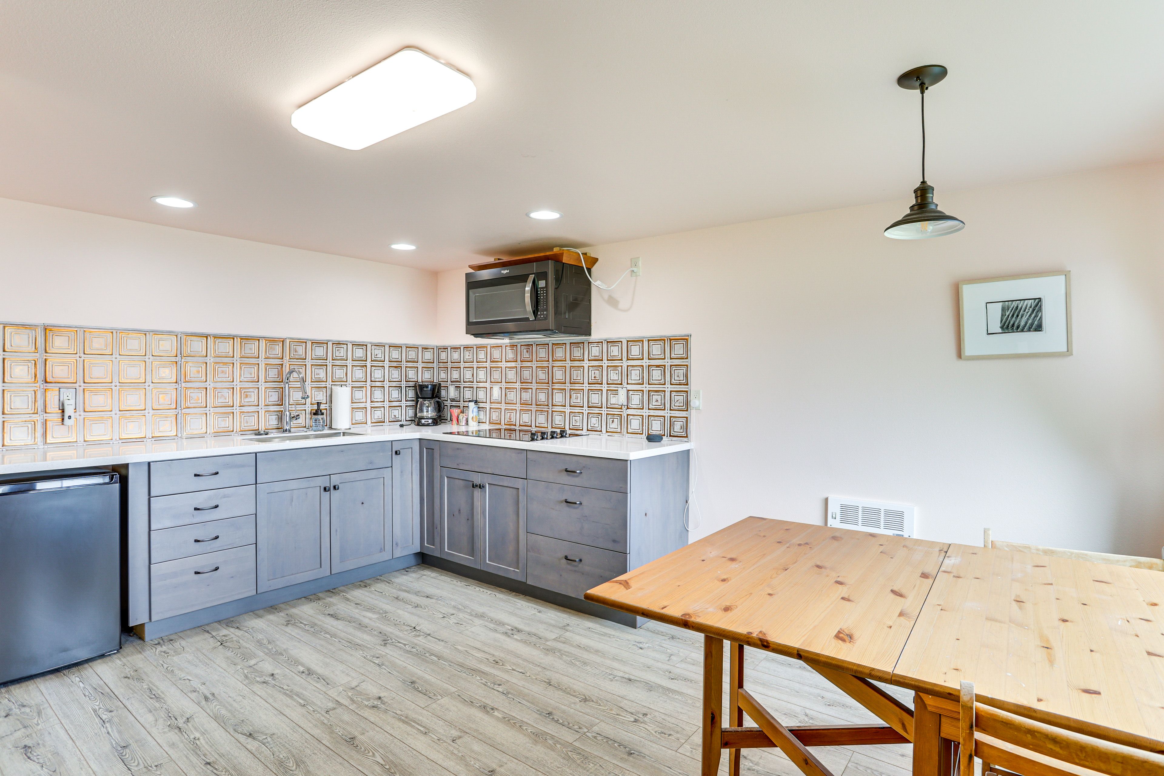 Kitchenette | Microwave | Electric Stove