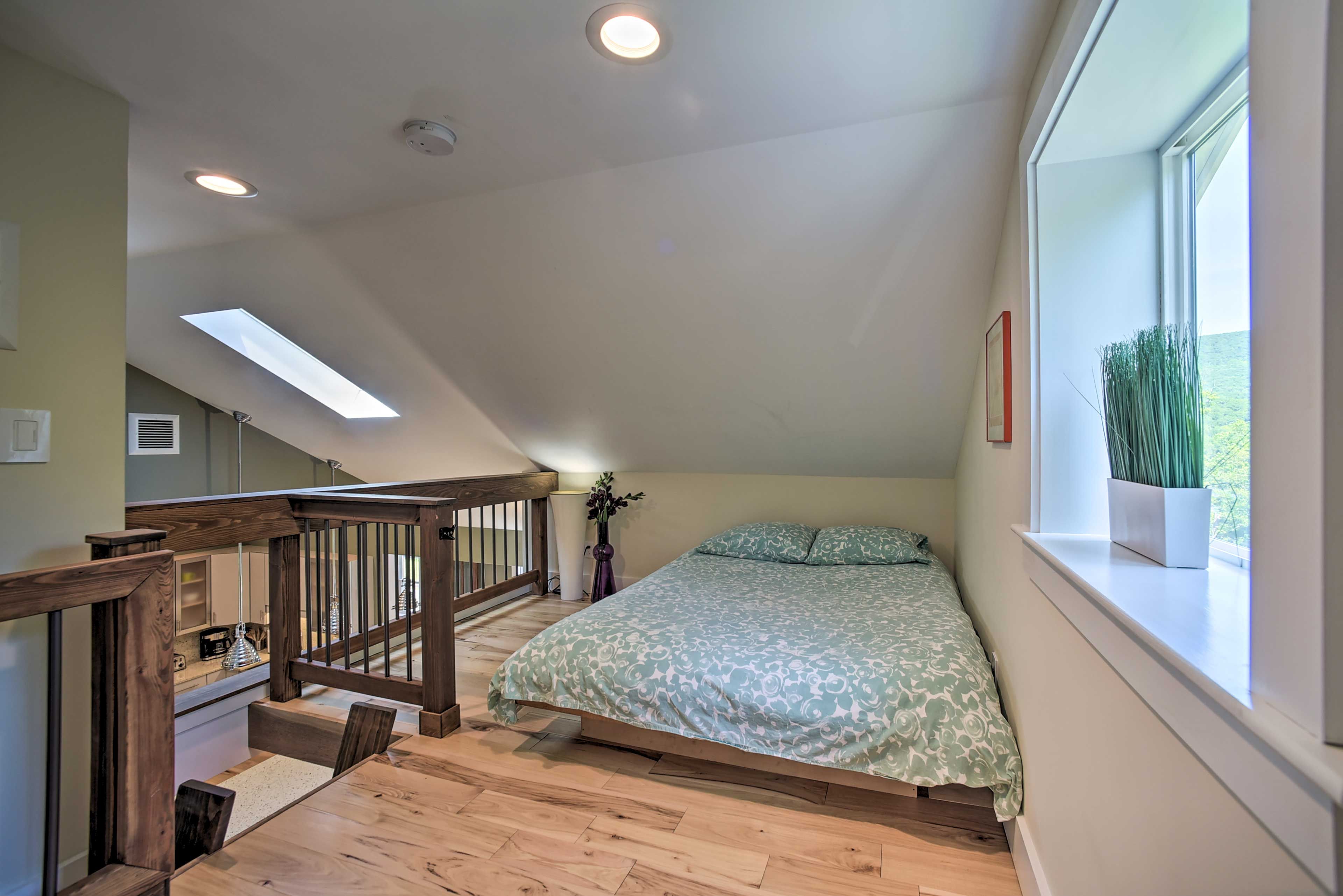 Loft | Queen Bed | Stairs Required