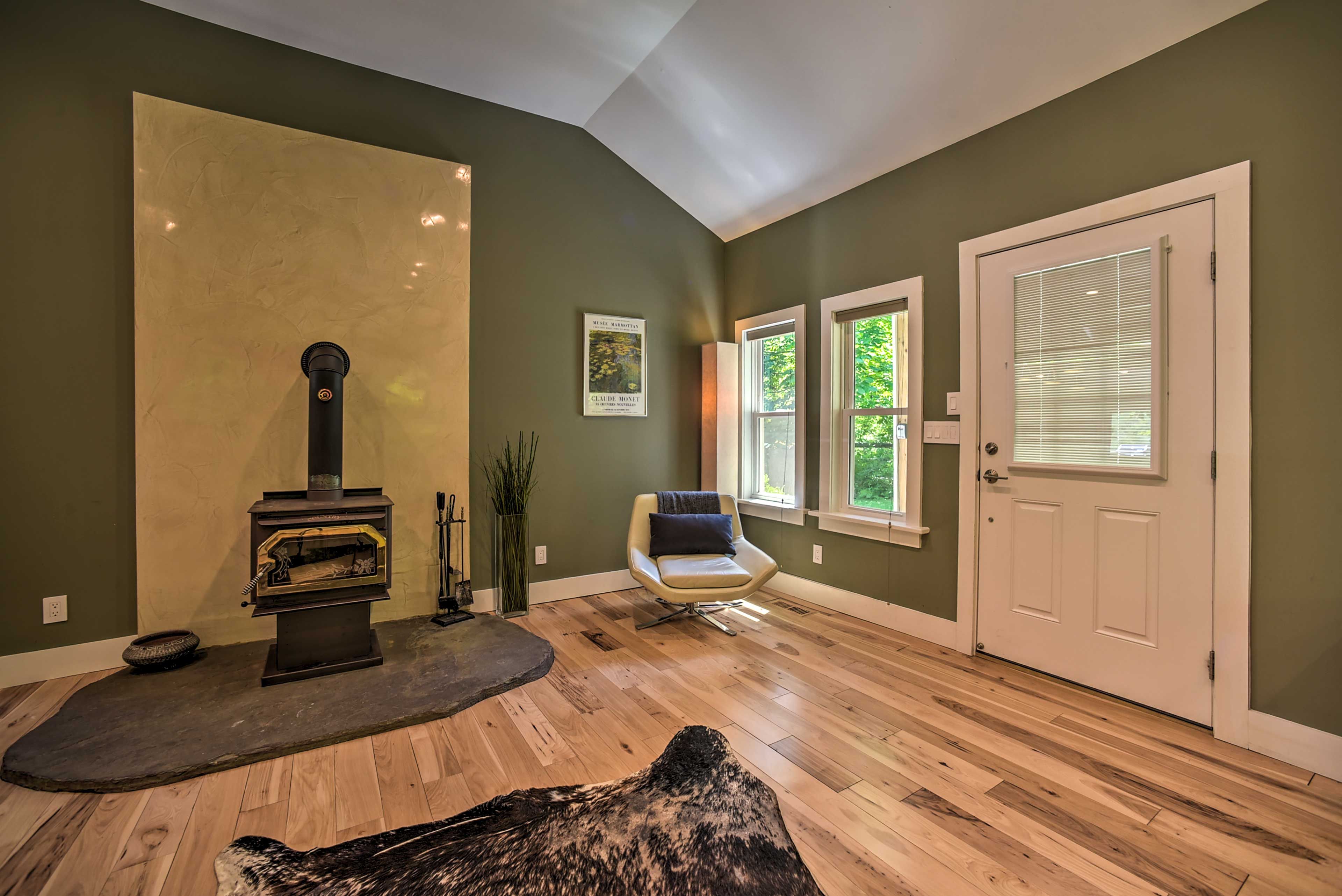 Family Room | Wood-Burning Stove | High-Speed WiFi (940 Mbps)