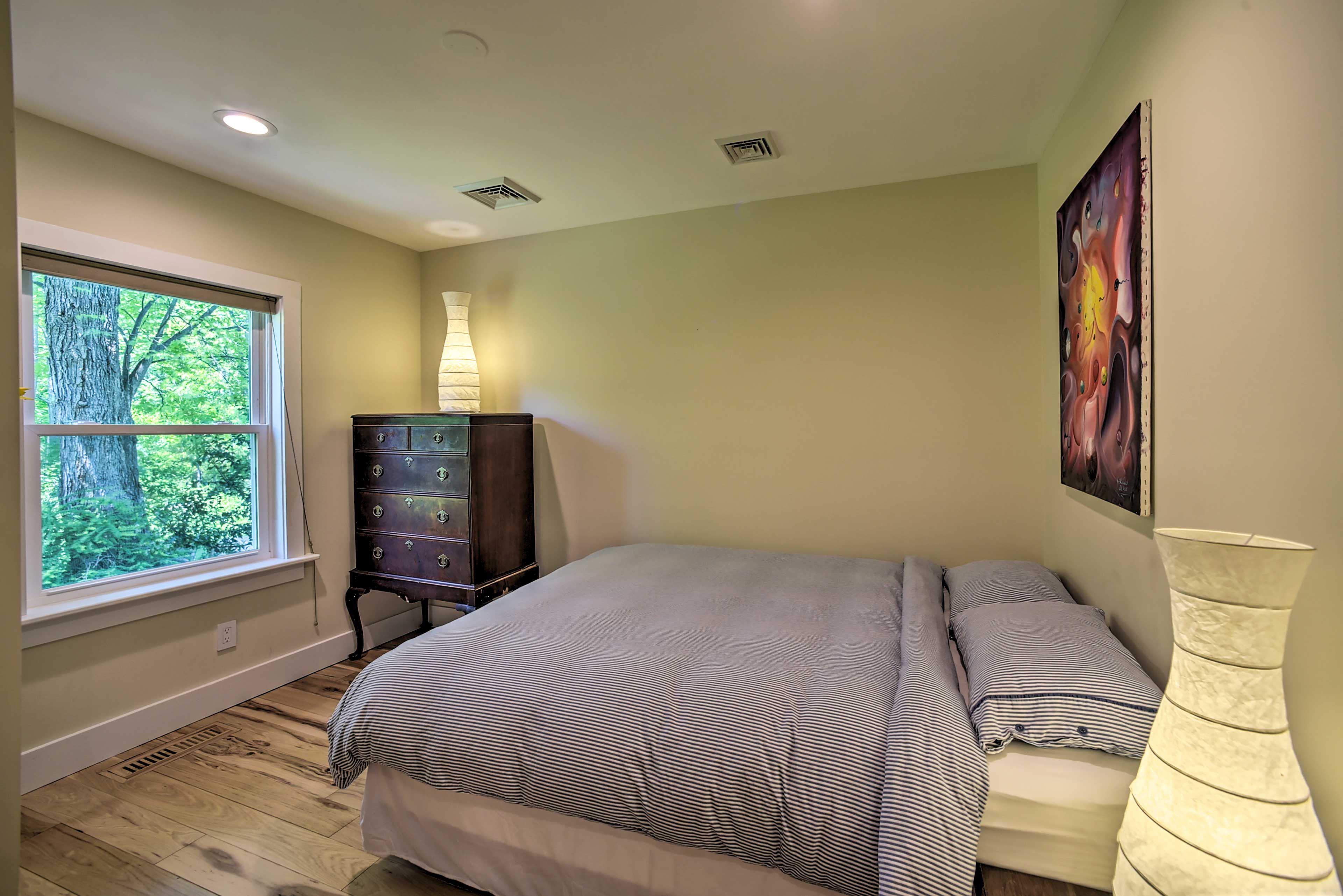 Bedroom 2 | Queen Bed