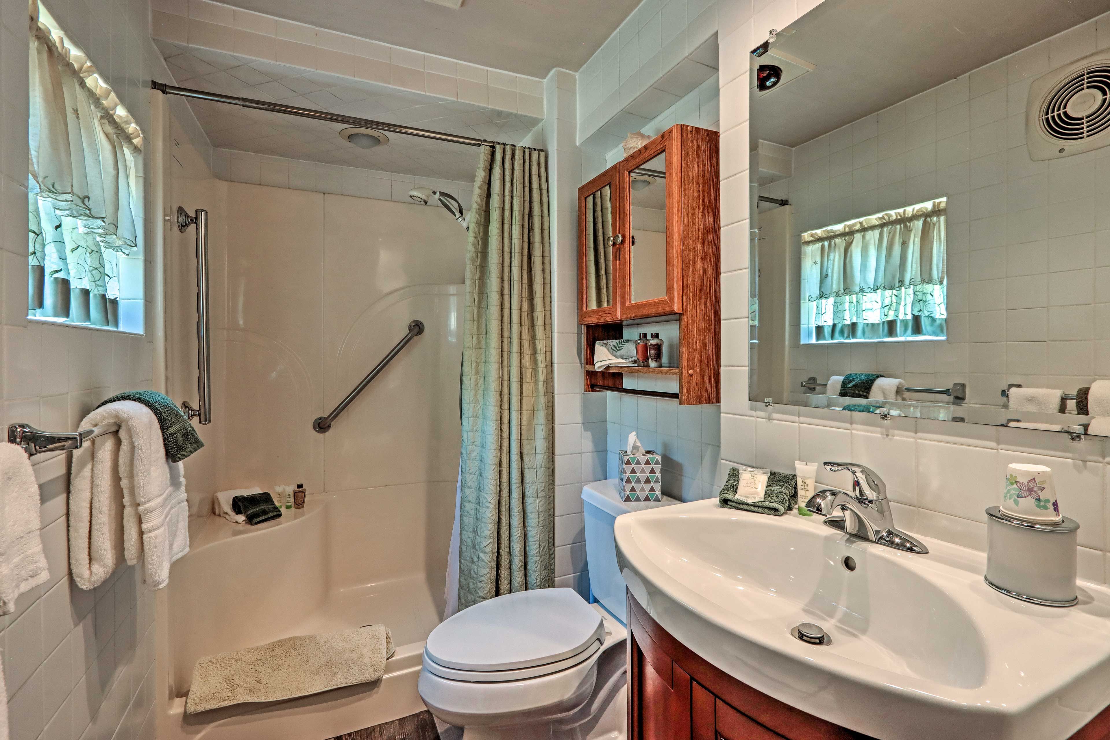 En-Suite Bathroom | 1st Level | Towels Provided