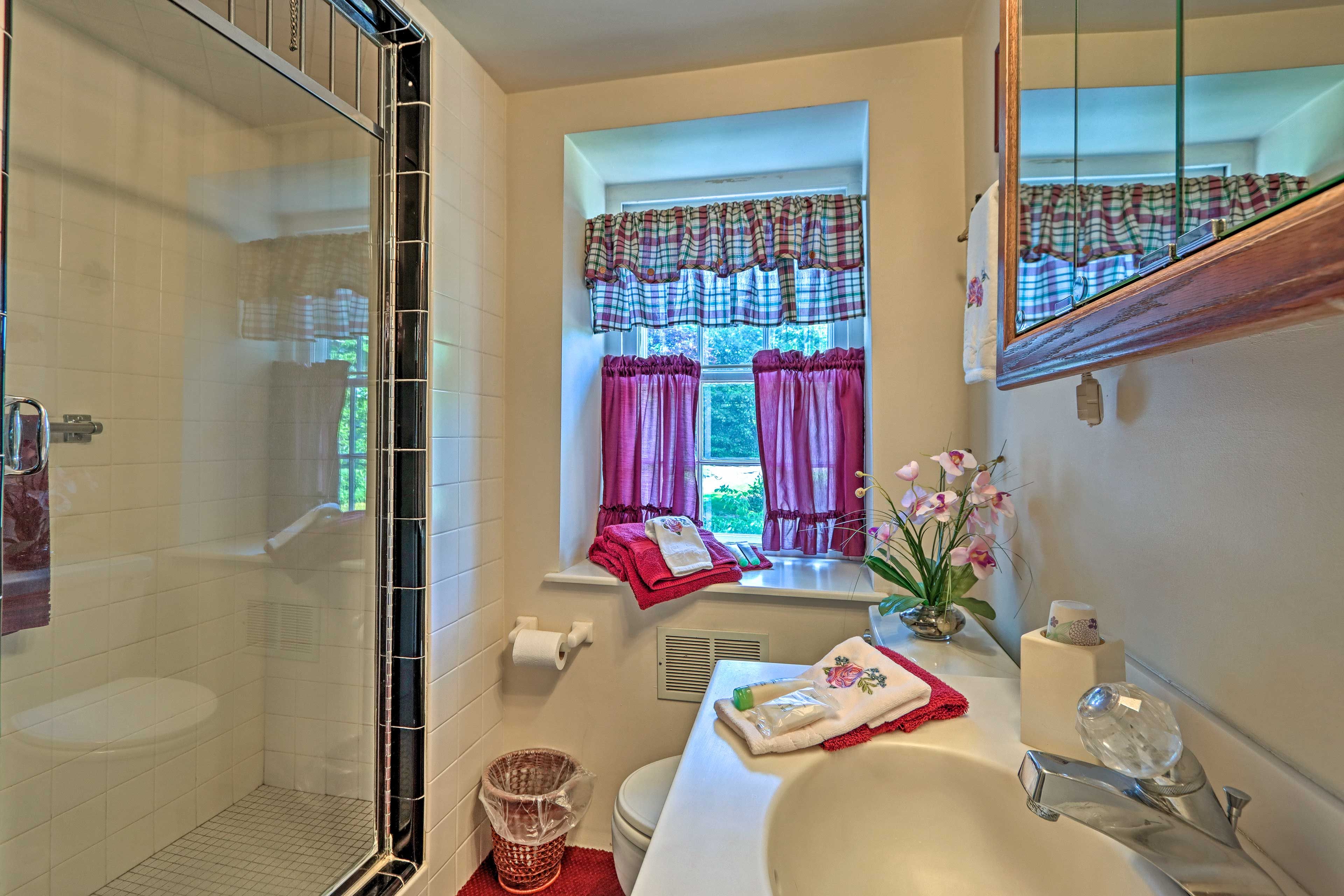 Full Bathroom | 2nd Level | Complimentary Toiletries