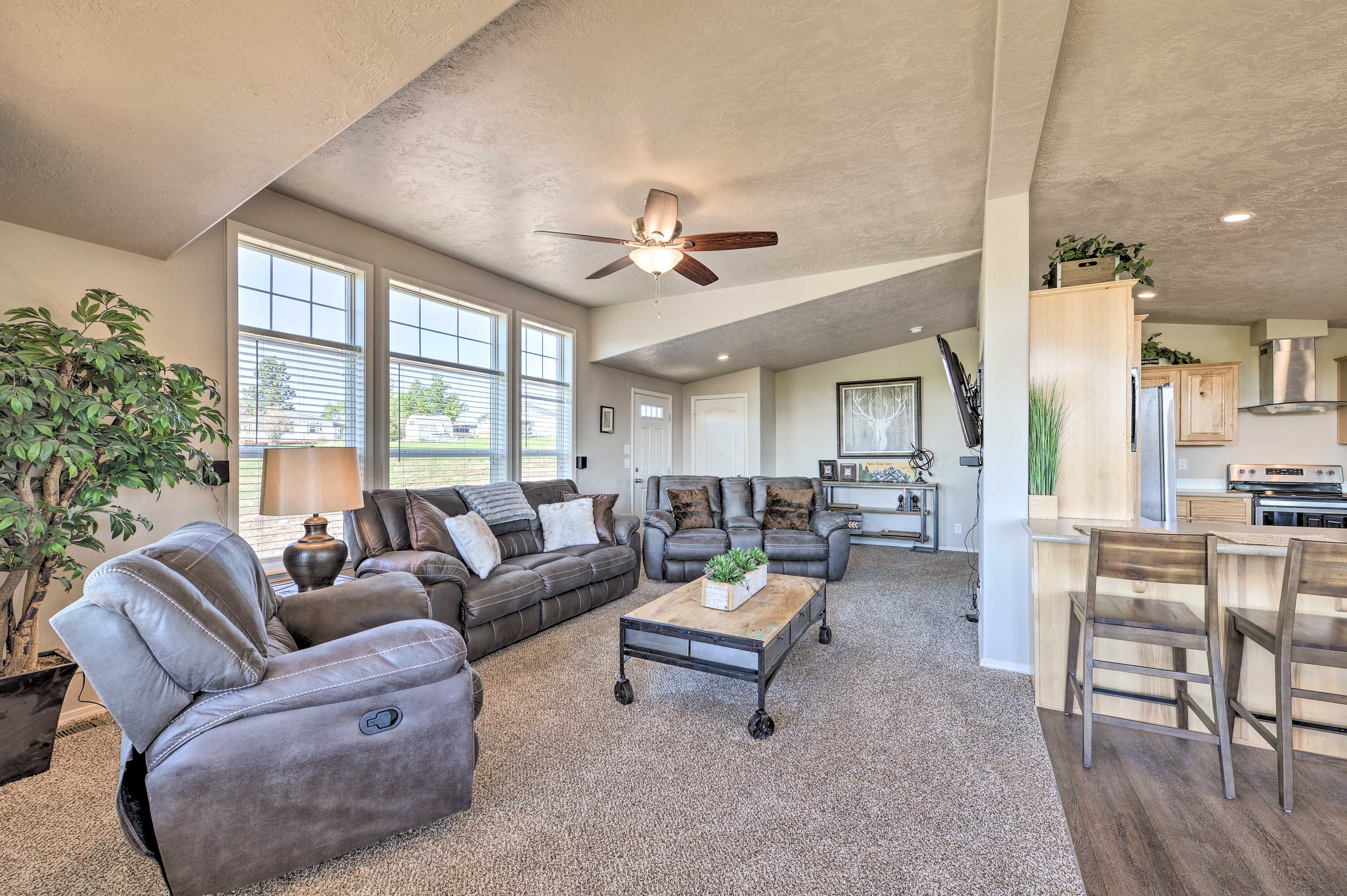 Living Room | Reclining Chairs | Free WiFi