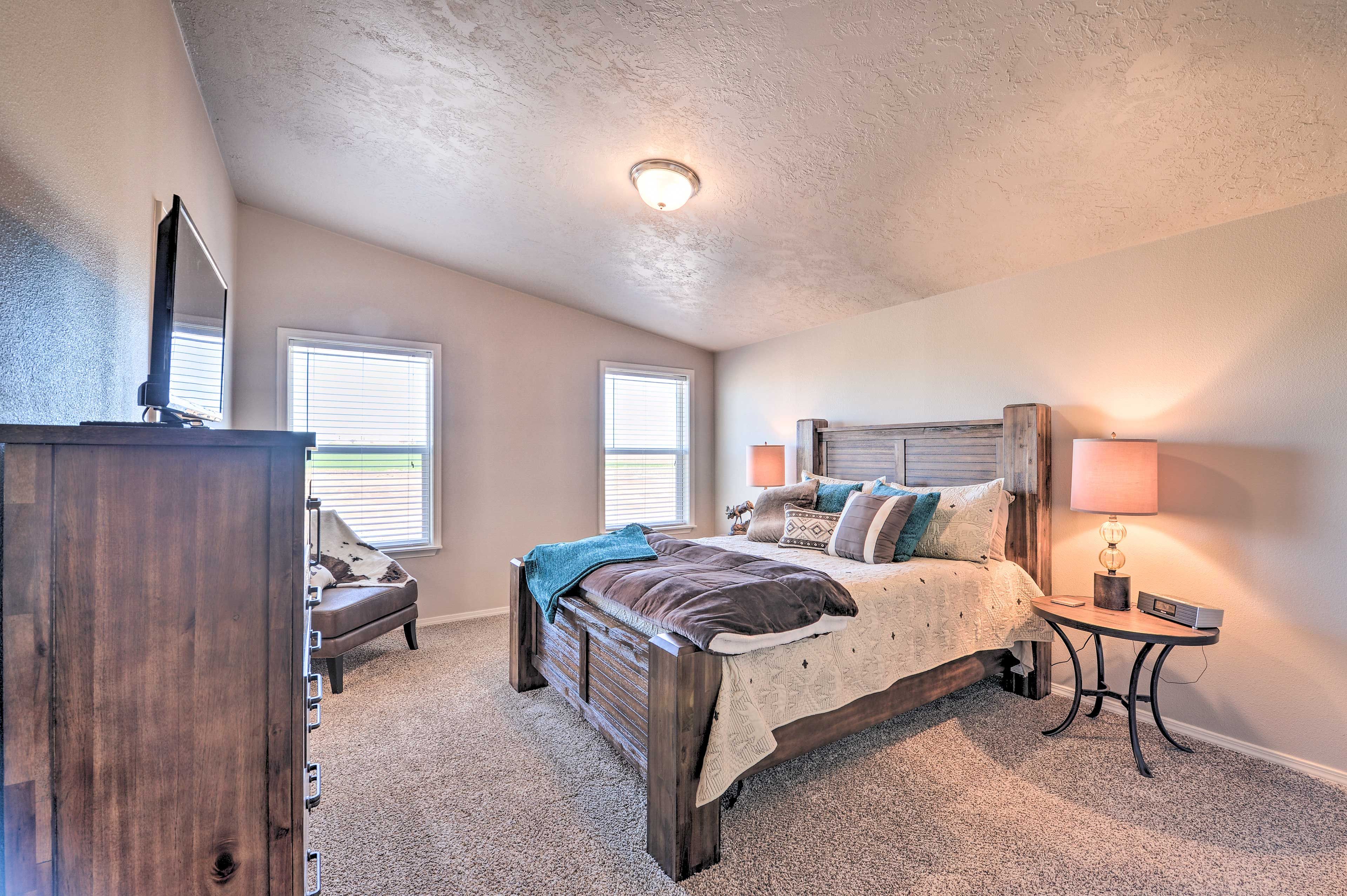 Bedroom 1 | Queen Bed