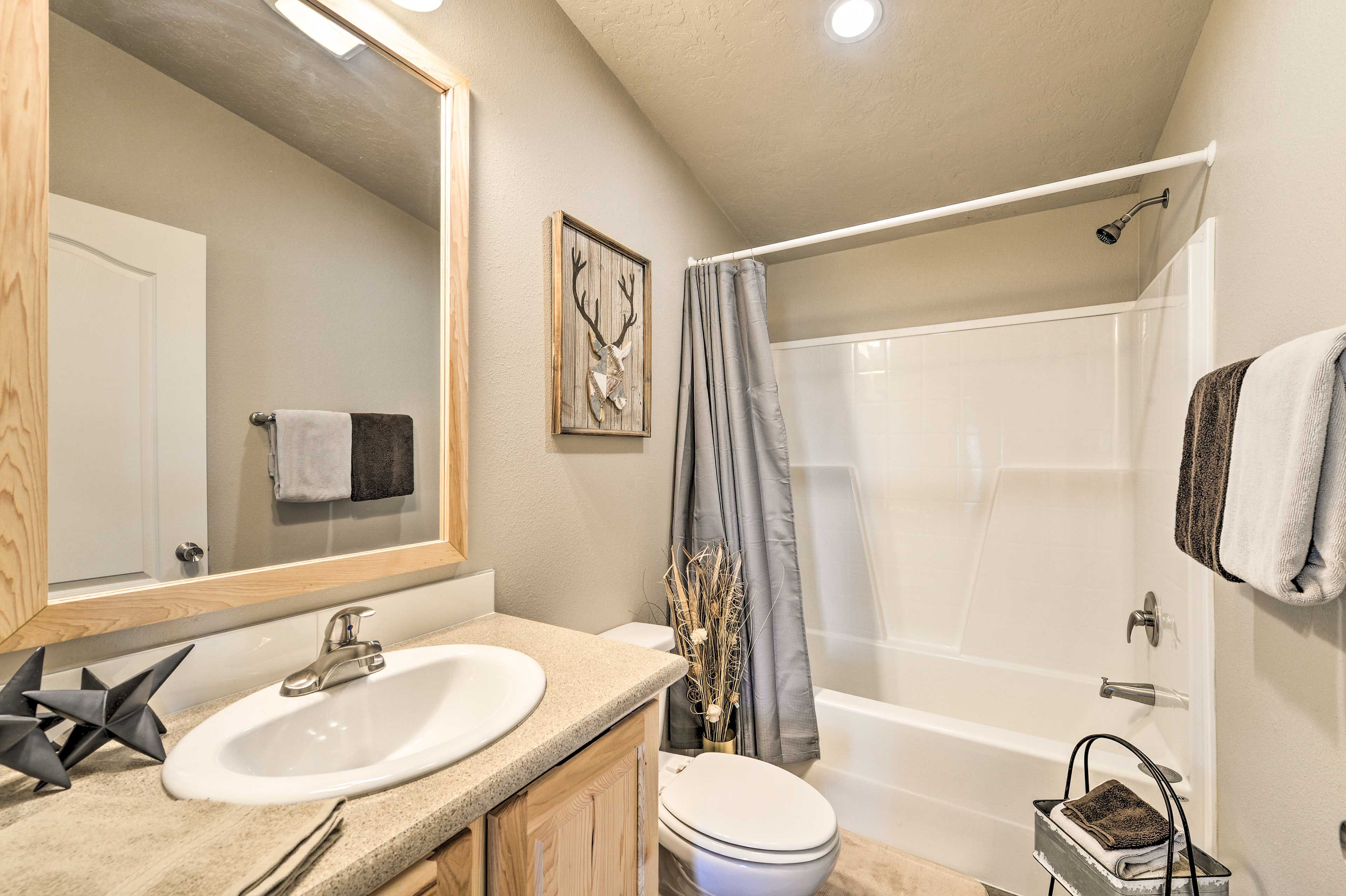 Full Bathroom | Towels Provided
