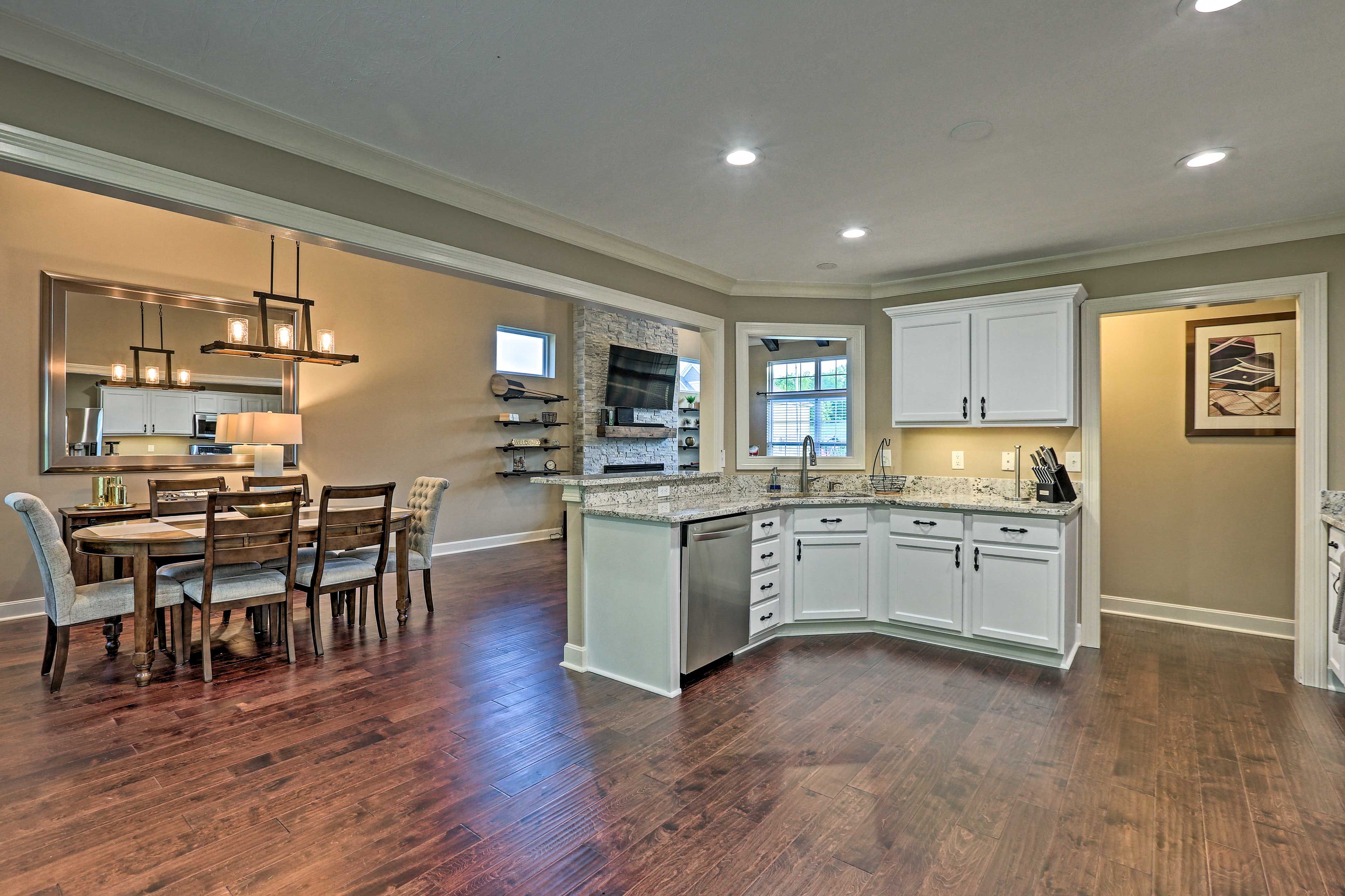 Kitchen | Trash Bags/Paper Towels Provided