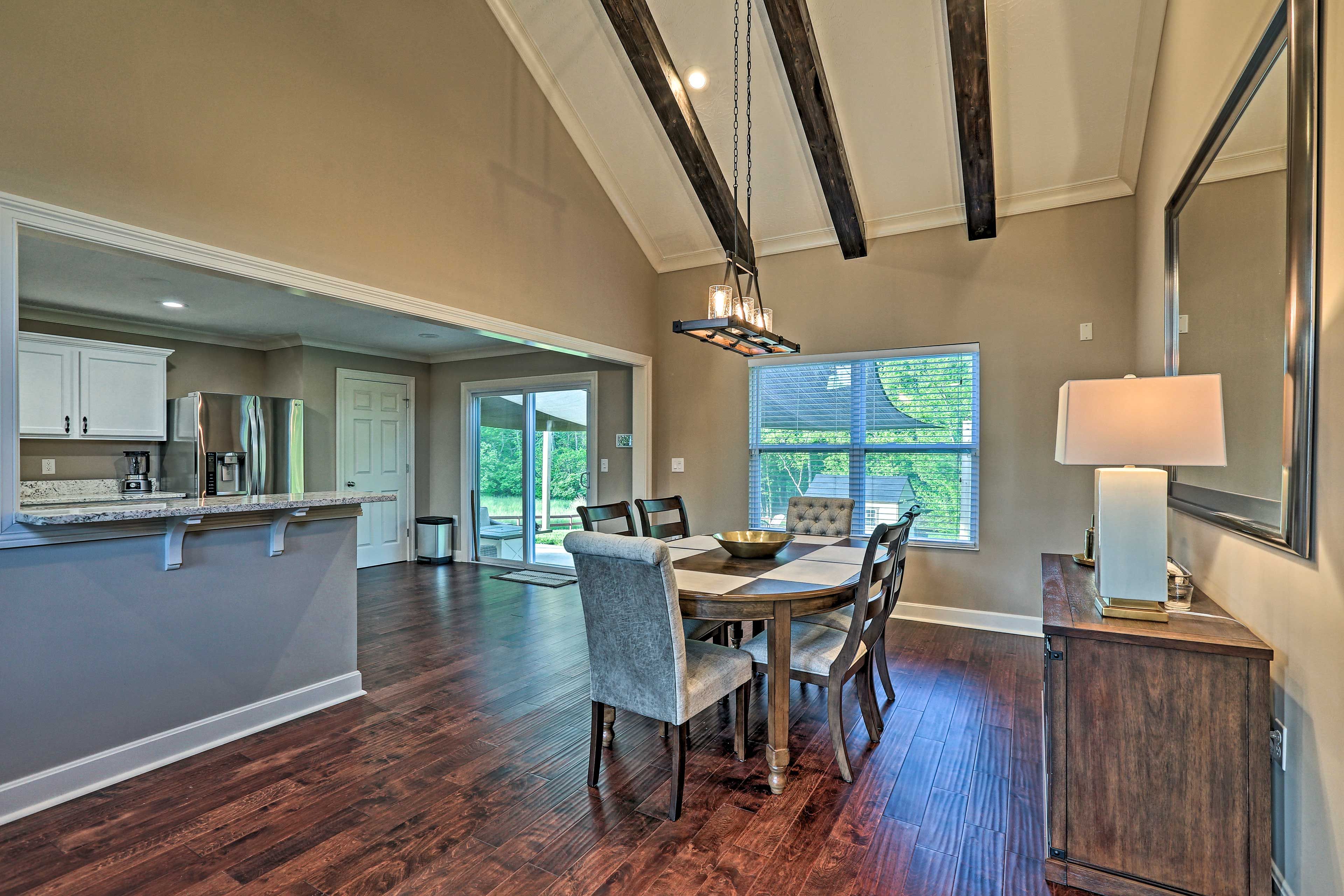 Dining Area | Main Floor | Dishware/Flatware Provided