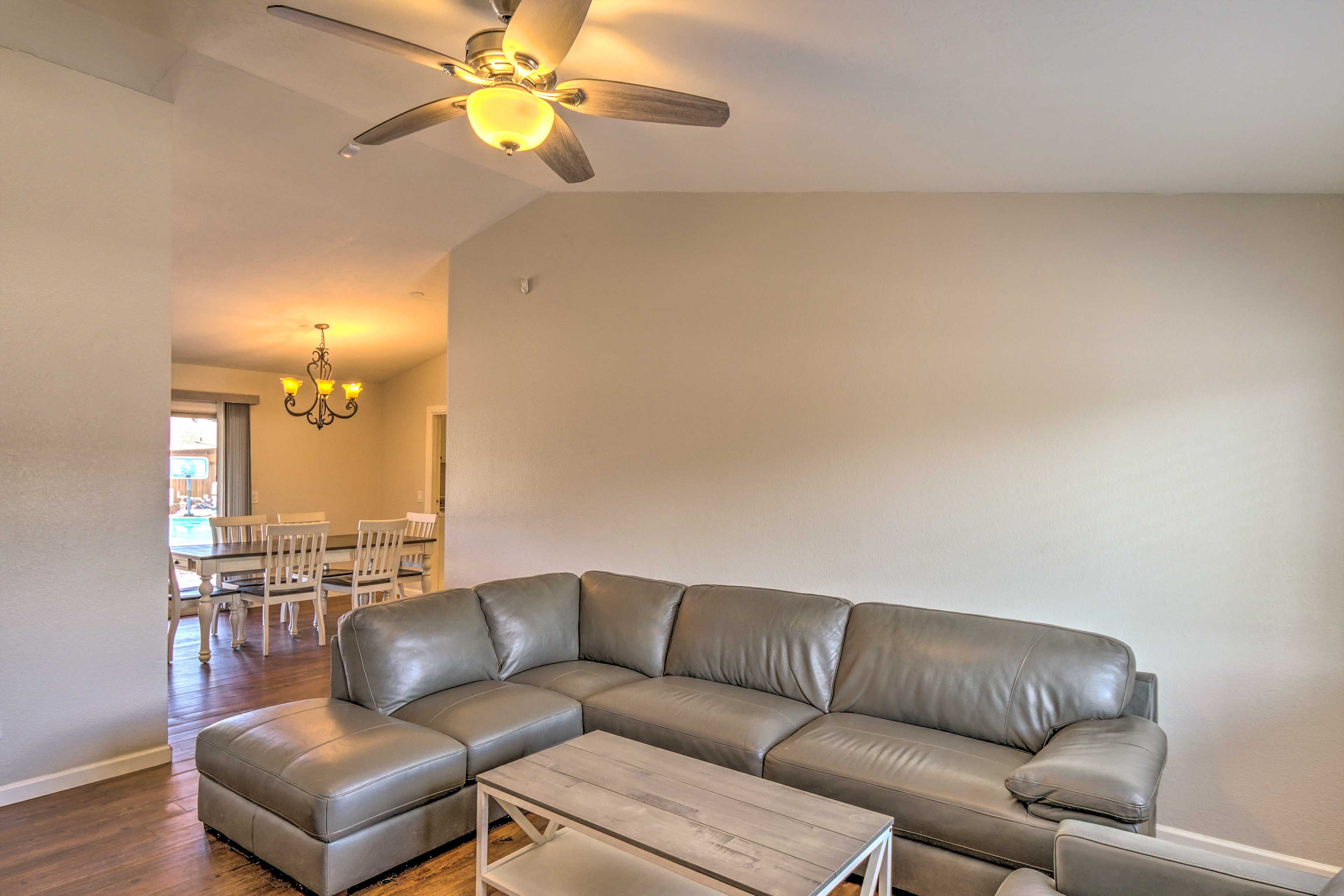 Living Room | Electric Heat | Smart TV w/ Cable
