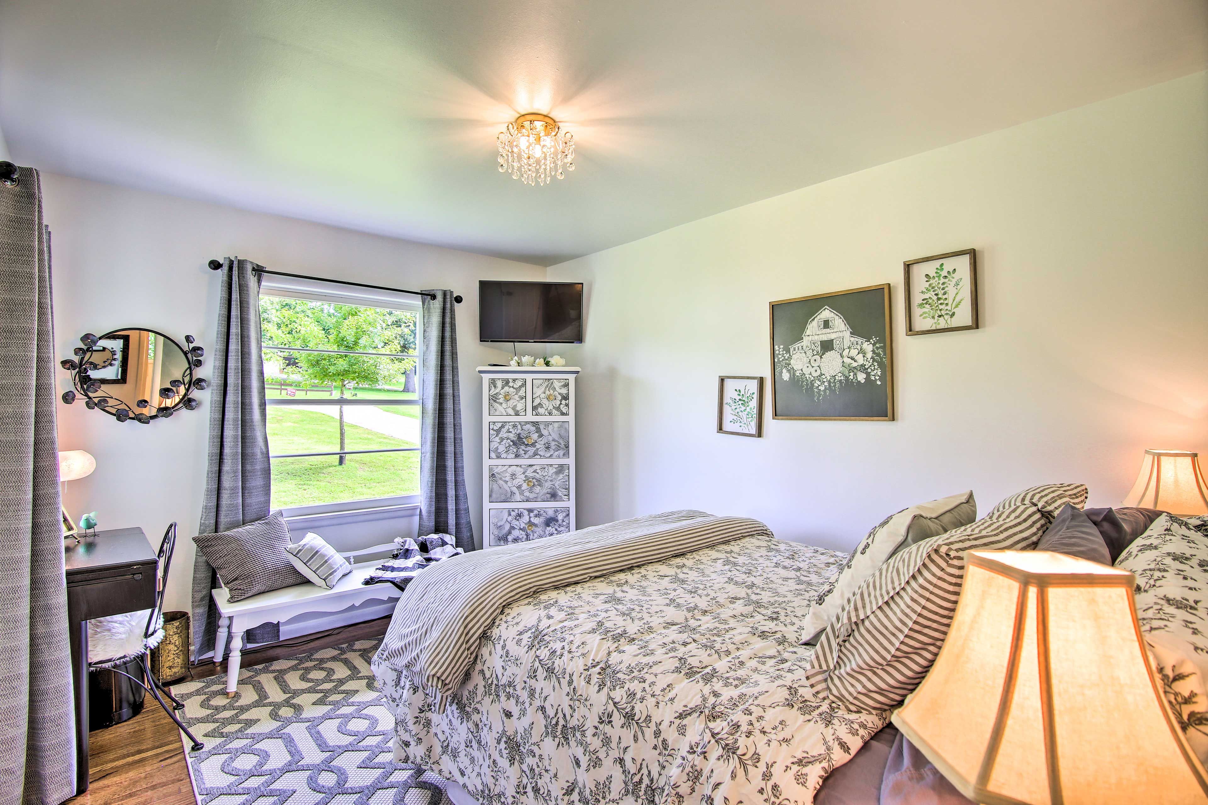 Bedroom 1 | Queen Bed